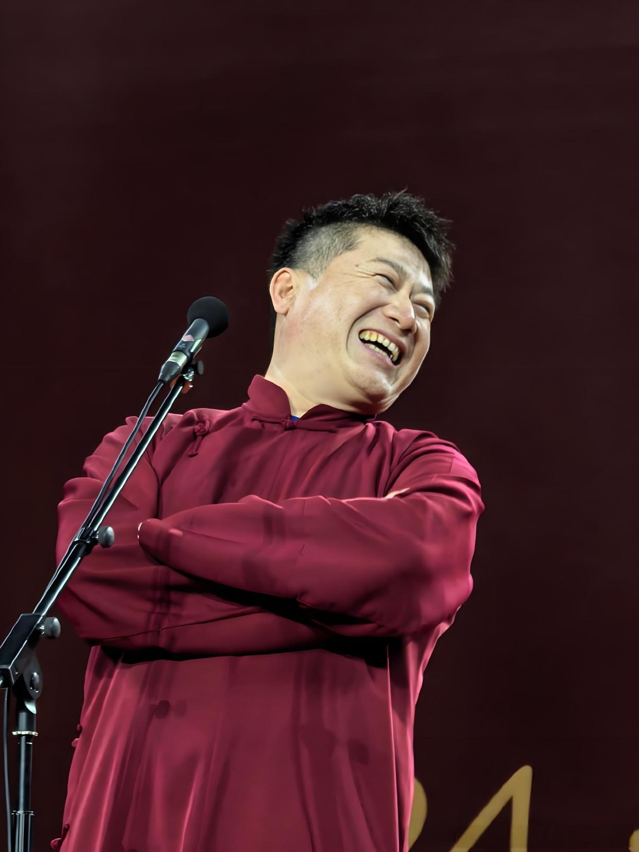 张鹤伦是懂劝架的,一遍嘴上劝着别打,一遍手上还递着武器