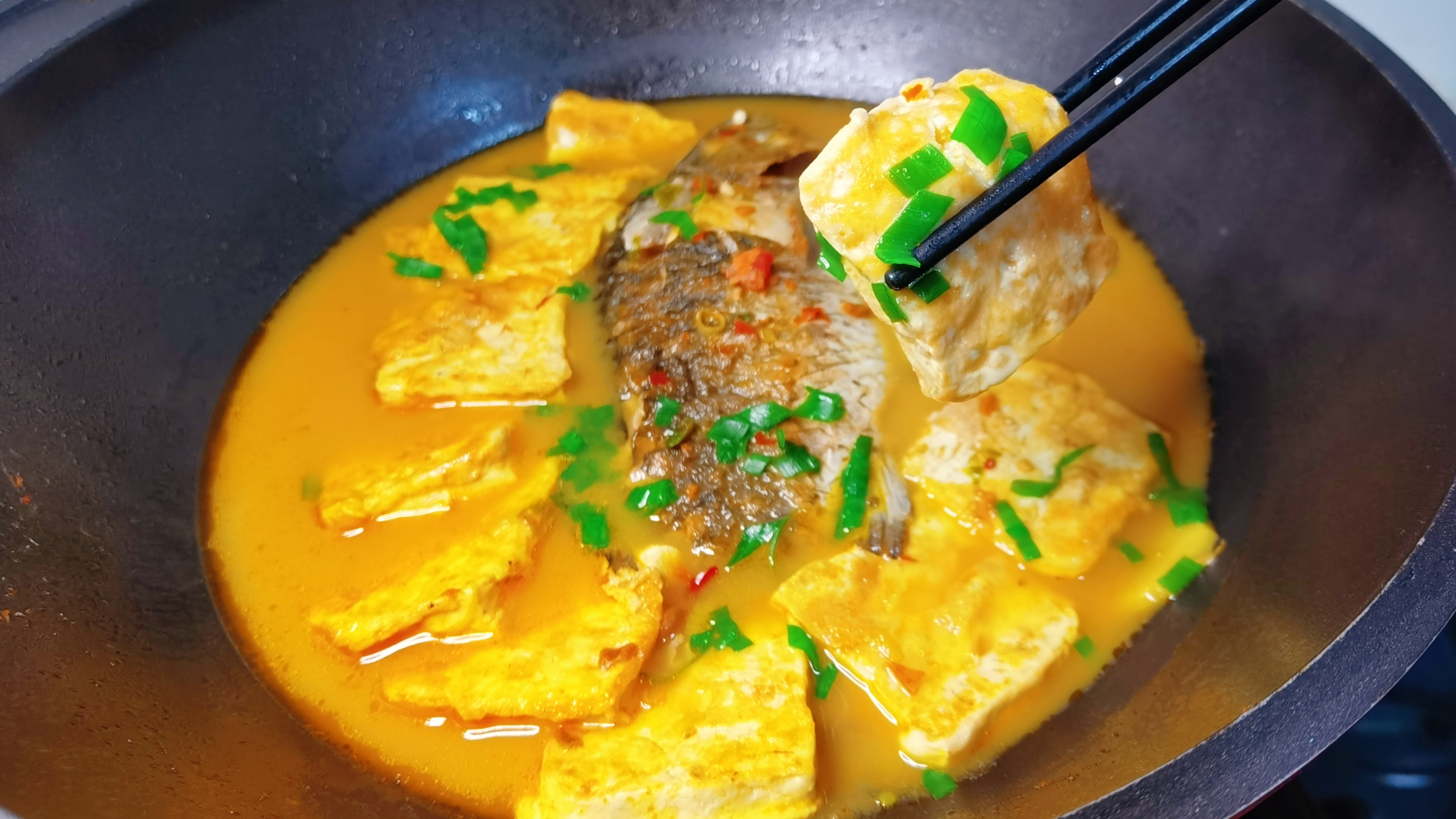 做鲫鱼豆腐汤多加两步,豆腐鲜嫩入味,汤汁浓郁不腥,上桌抢着喝