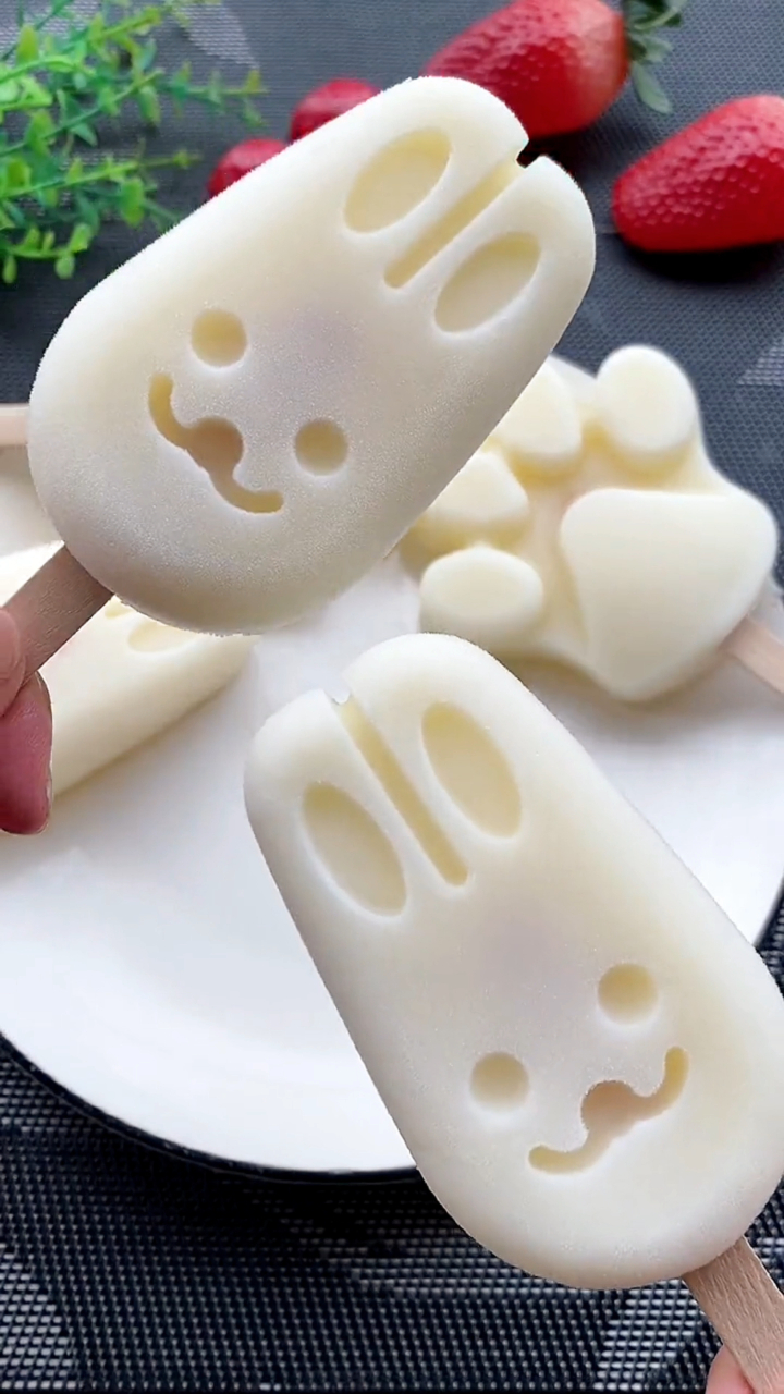 今天做了小布丁雪糕,馋的孩子们直流口水