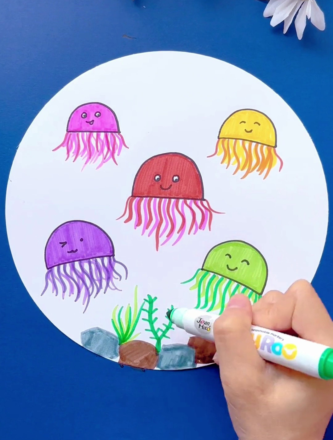 创意手工:半圆形就可以画出漂亮的水母,简单易学还好看