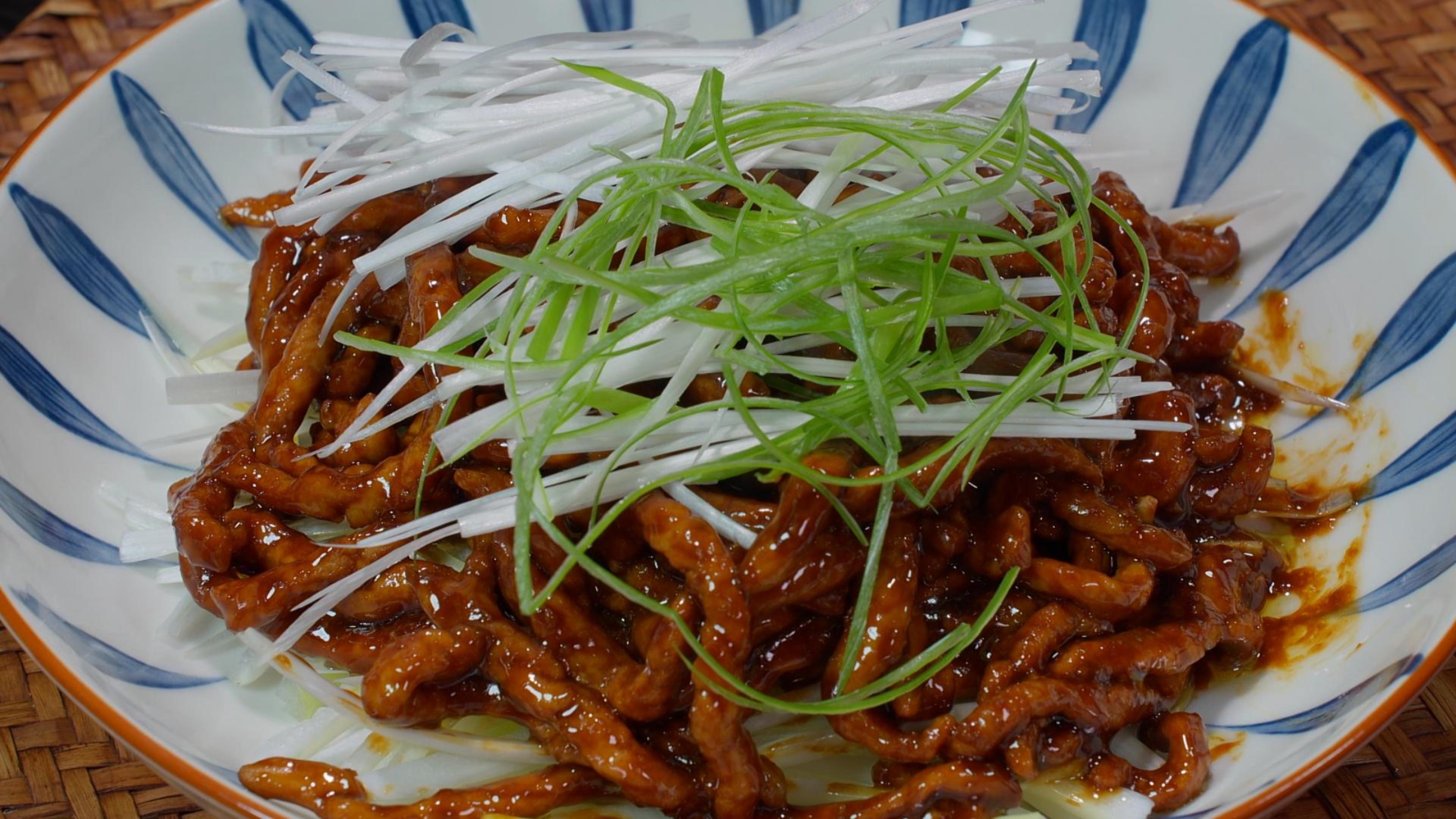 京酱肉丝这样做,不用加酱包,自己调料汁,肉丝滑嫩,做法很简单