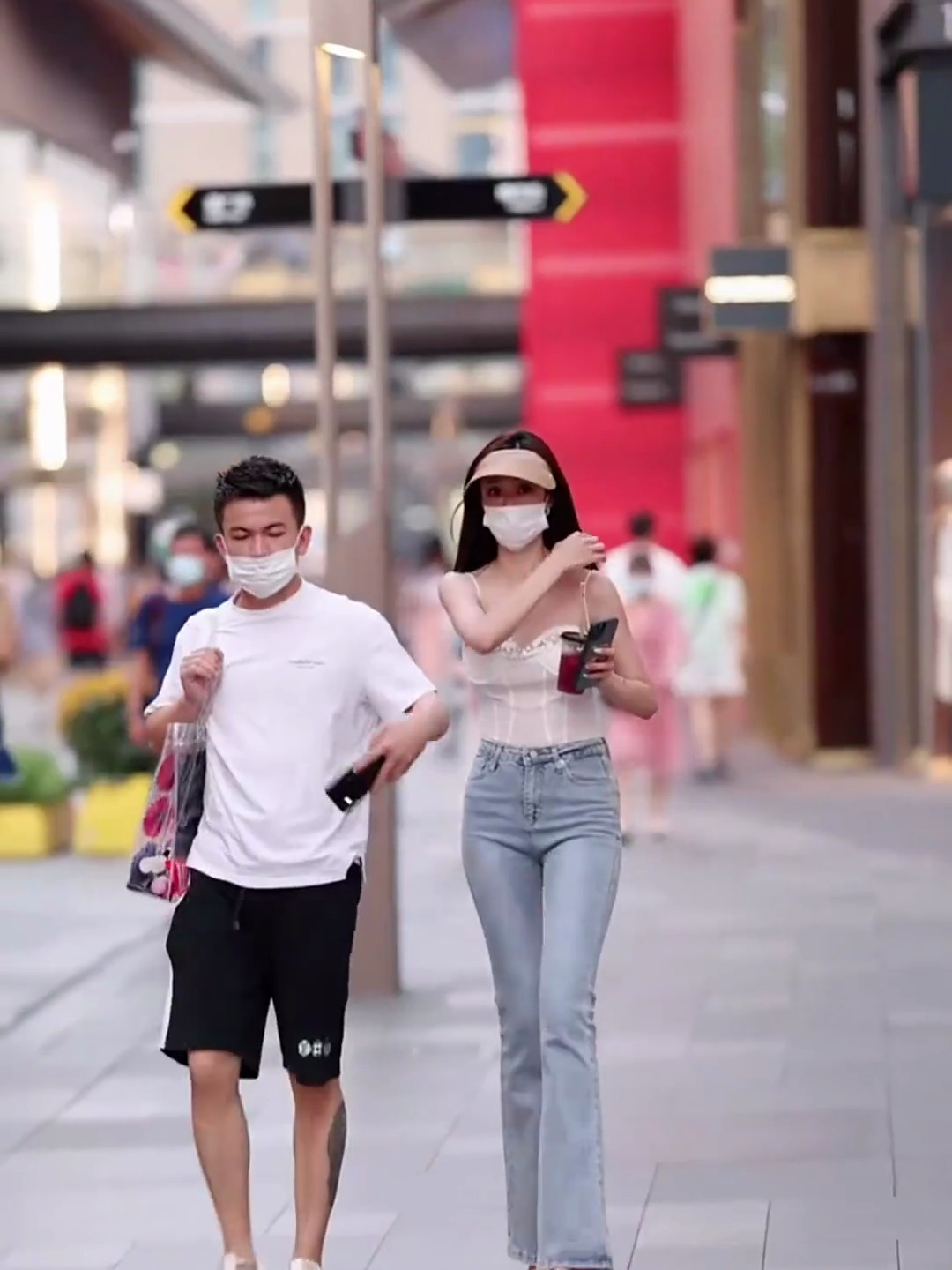 成都街拍到一对令人羡慕情侣女生漂亮有气质非常抢眼