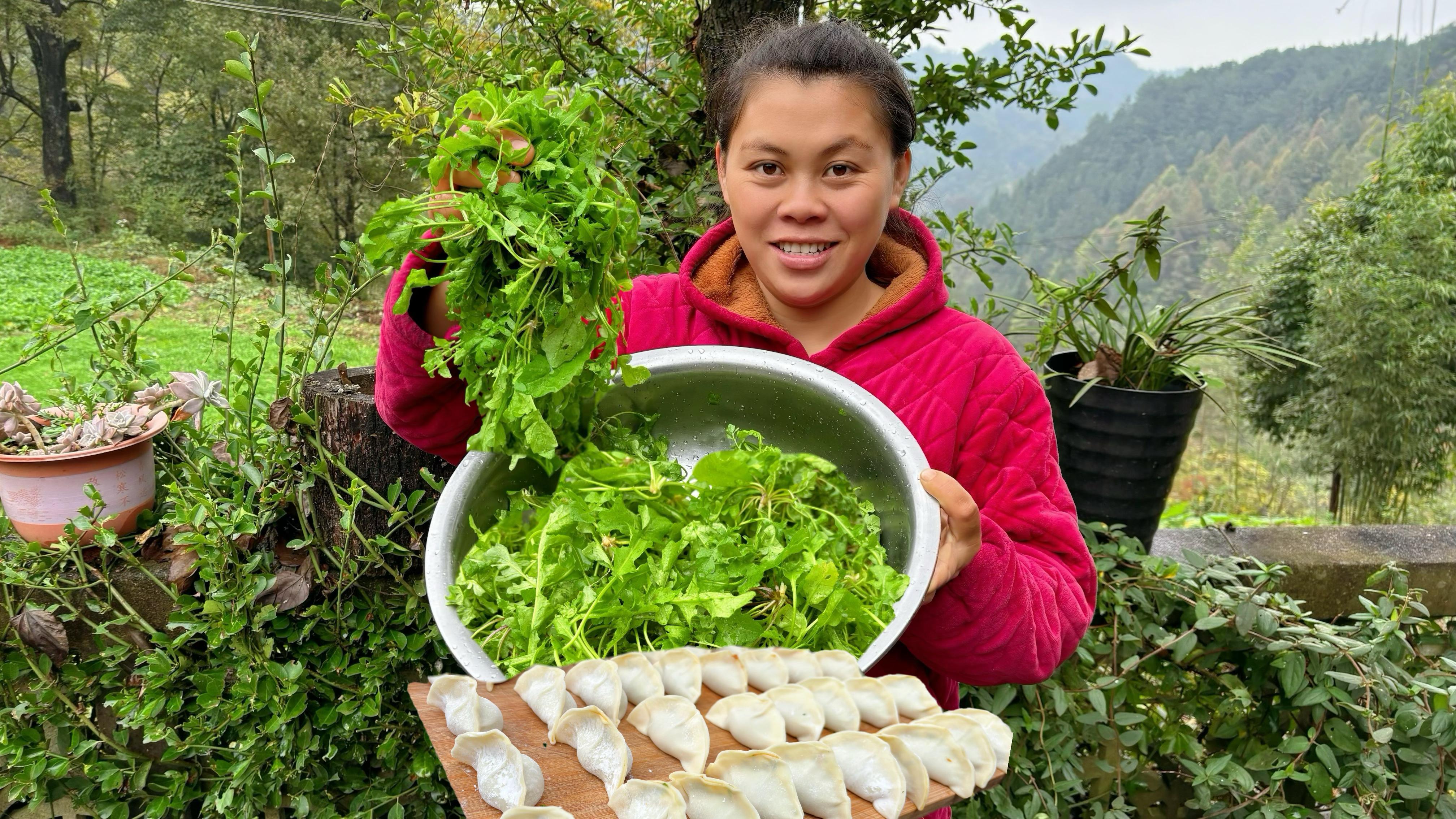 今天欧妹摘了一大盆荠菜,包了很多荠菜饺子配着辣椒吃到饱
