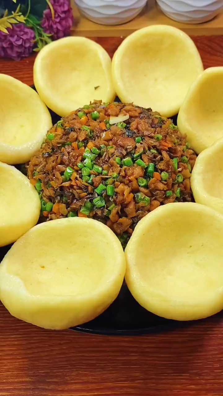 杂粮包配上外婆菜太香了!吃一口就停不下来!-度小视