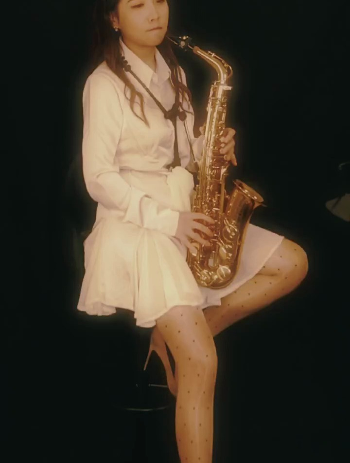 美女小姐姐演奏,萨克斯经典歌曲,太让人陶醉了!