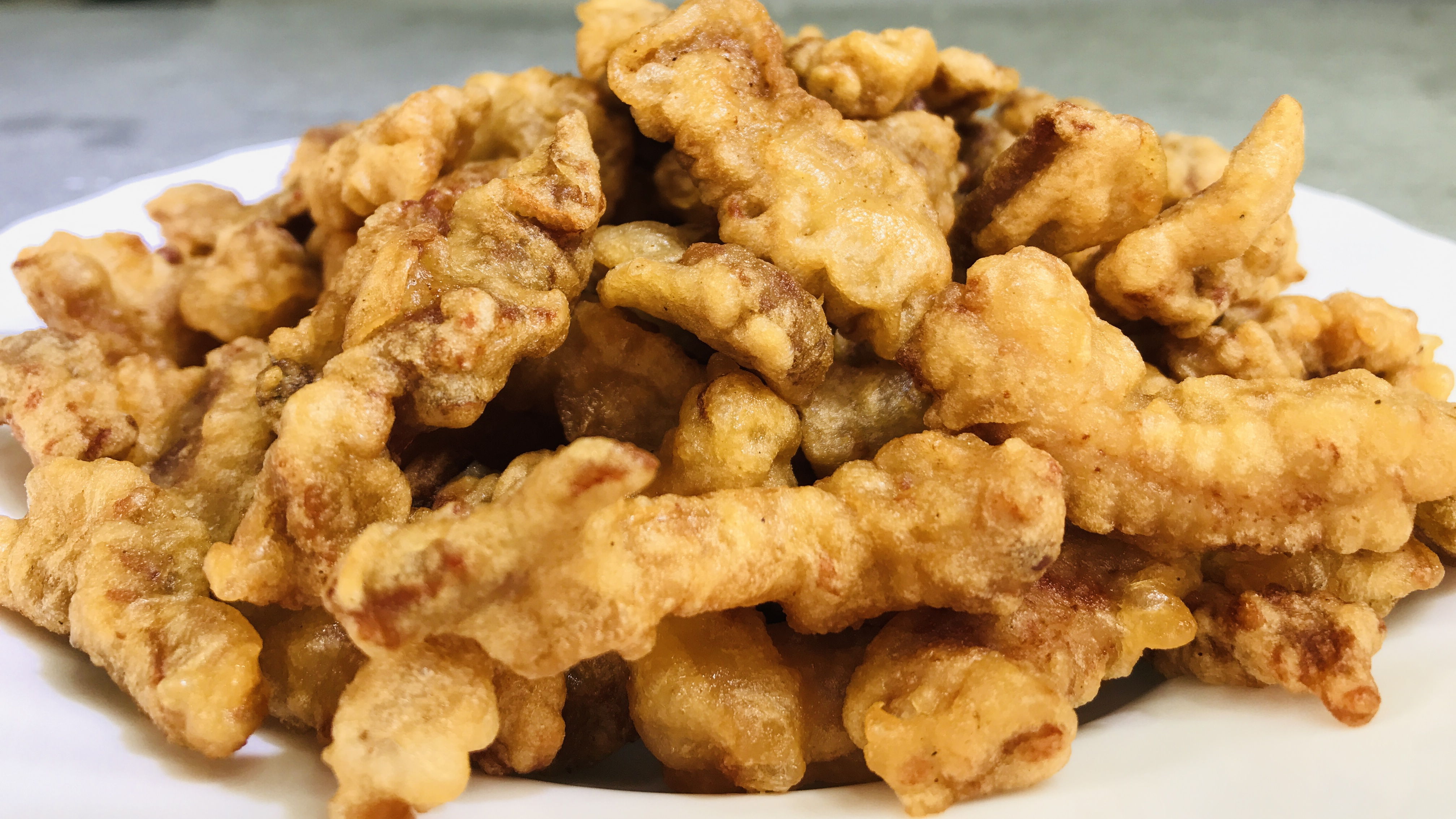 过年炸酥肉是用淀粉还是用面粉?教你正确做法,外酥里嫩不回软