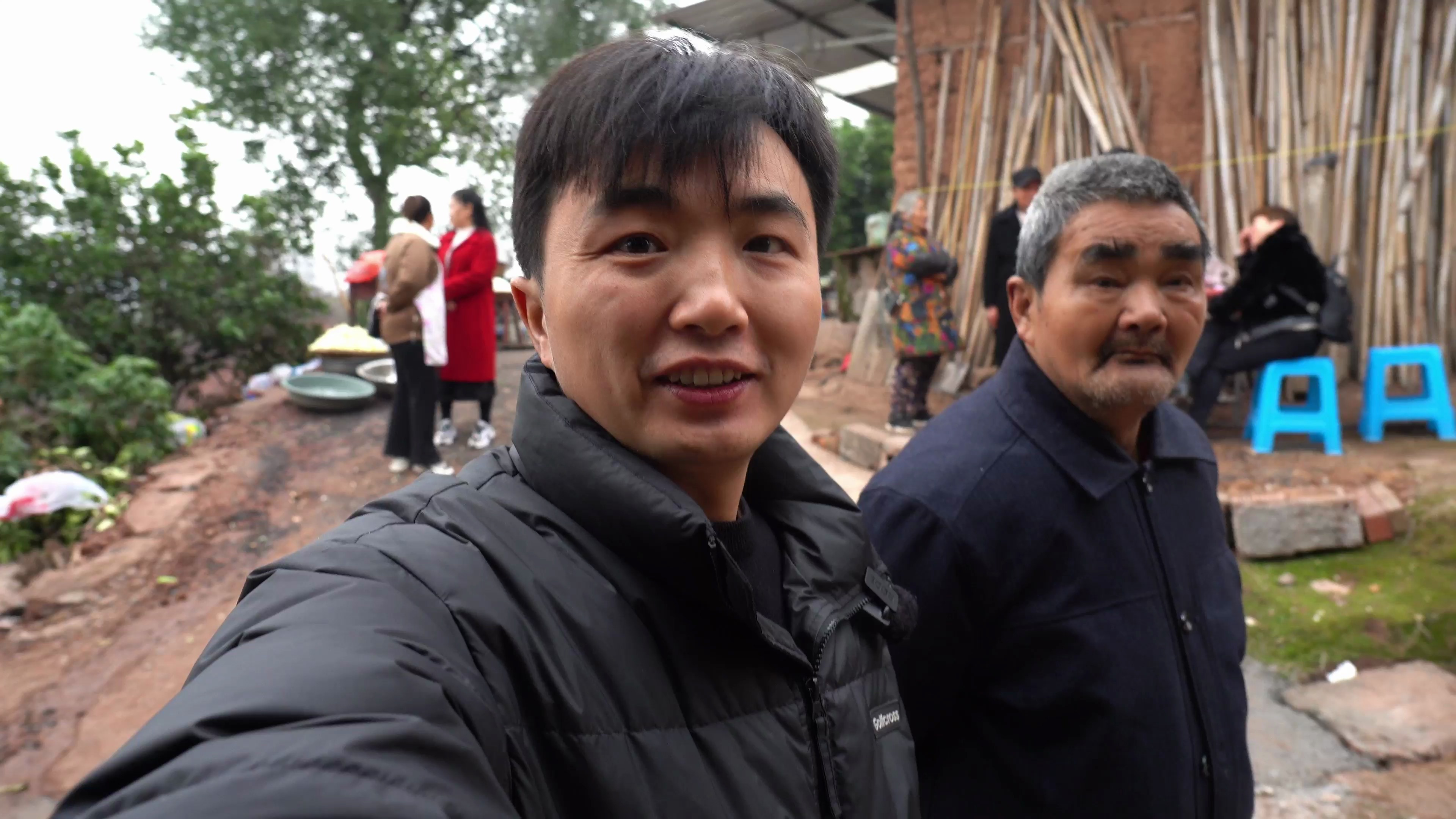 徐三娃参加舅妈70岁寿宴,九大碗热闹非凡,众人齐唱生日歌送祝福