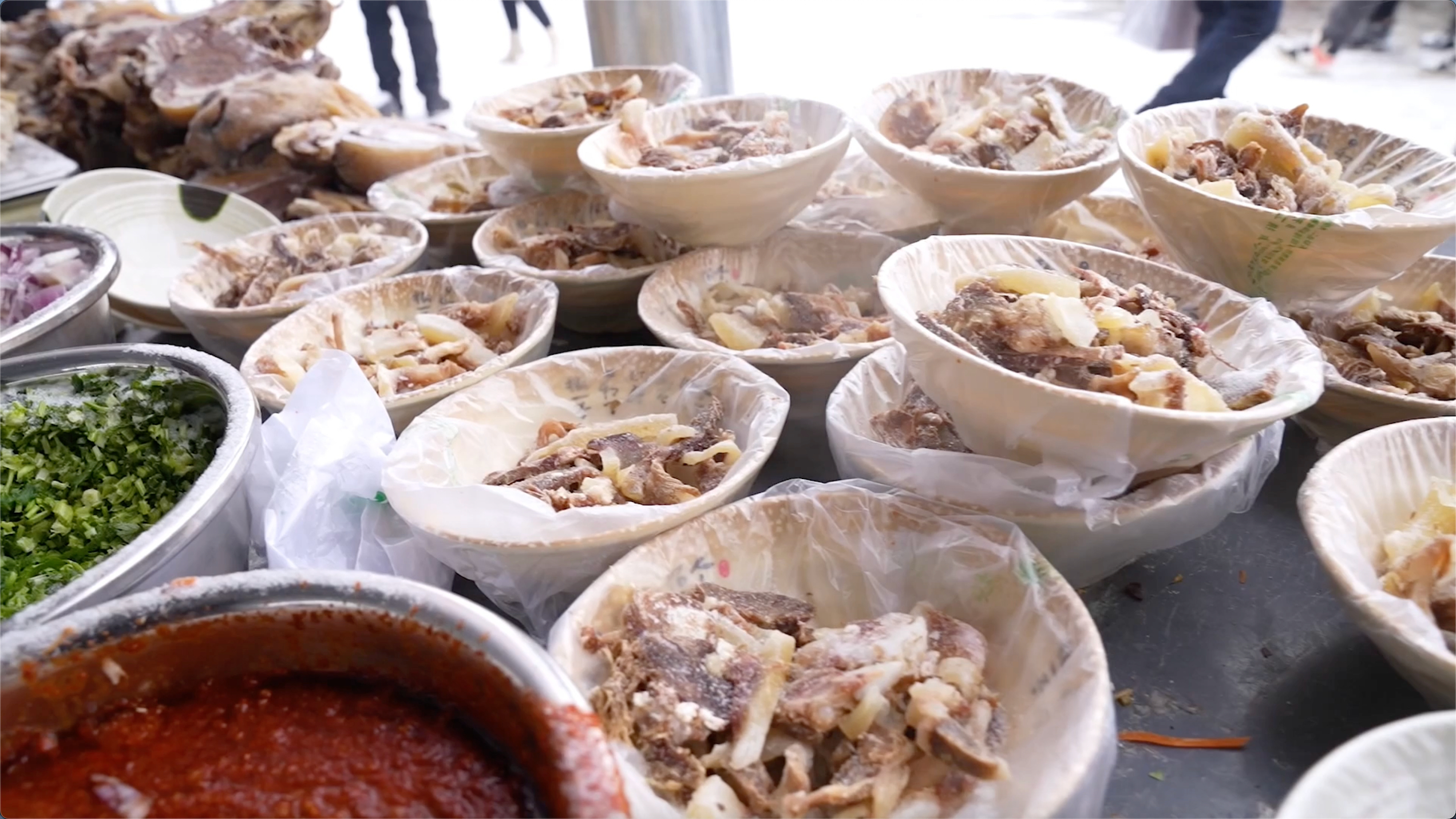 新疆街头美食羊杂汤,搭配杂碎牛头肉大份15小份10块,一天卖1万