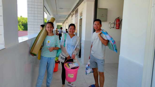 [图]时间过得真快，女儿要升初中了，今天和白哥去学校帮她搬行李