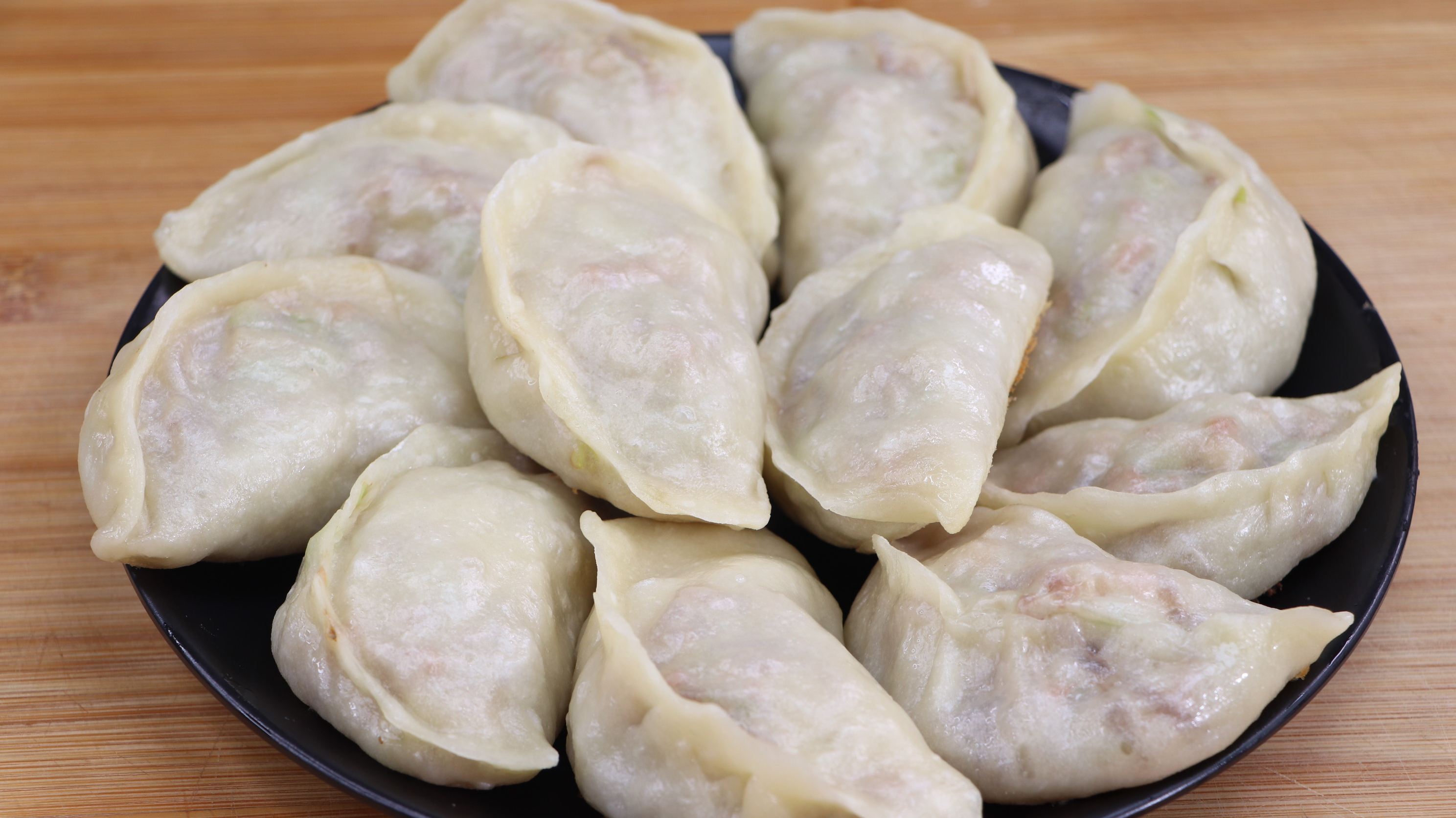 3天不吃就馋这锅蒸饺,不用发面,个个皮软馅香,一顿8个不够吃