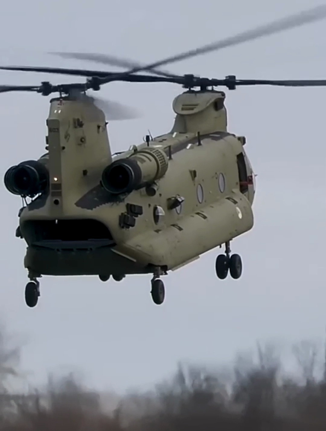 ch - 47支奴干强悍无比,一只能拉起黑鹰的直升机