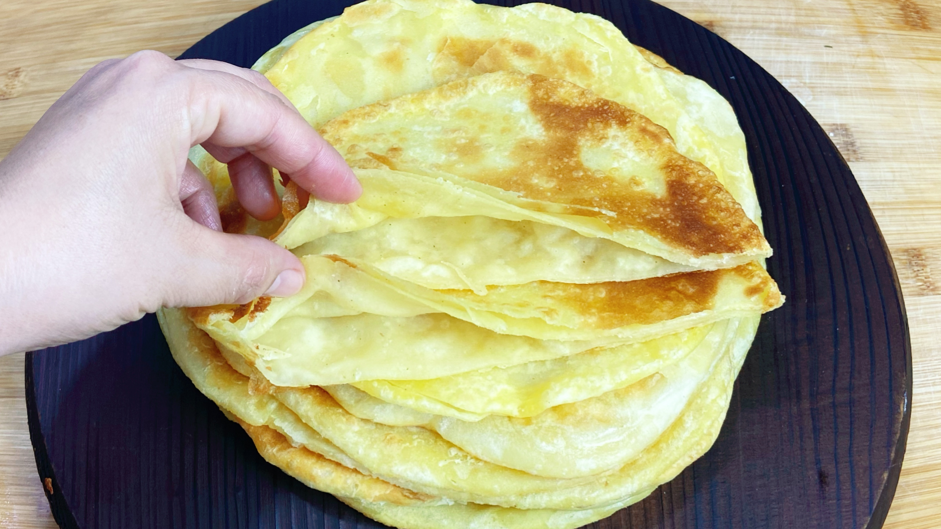 想吃熏肉大饼不用出去买,教你在家就能做,外酥内软又多层,真香