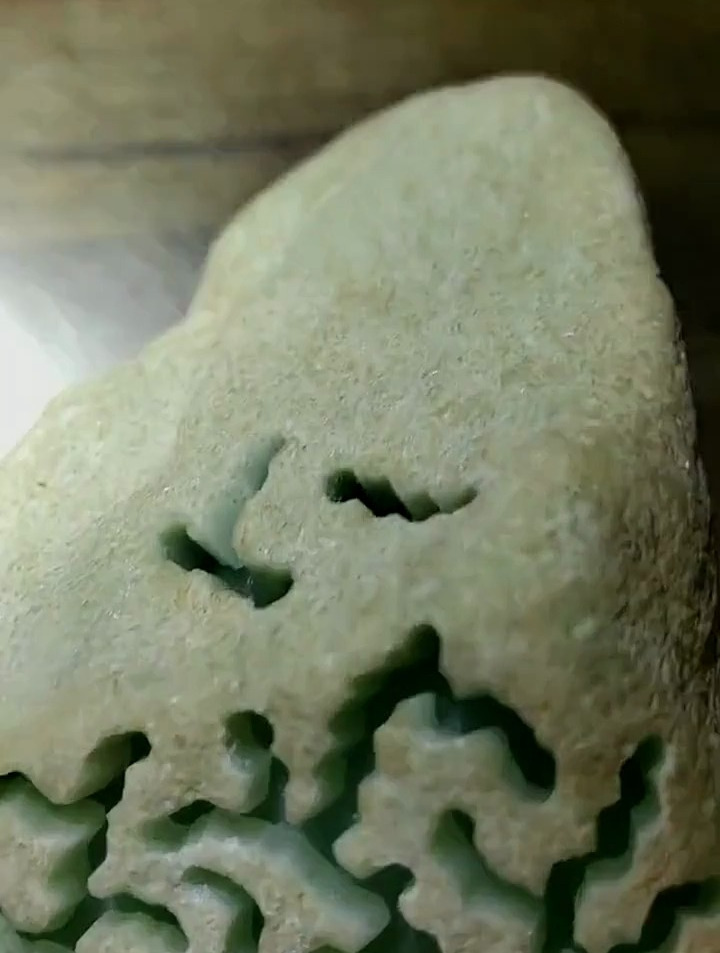 翡翠原石1.6公斤木那浓晴底,大面积开窗,手镯料