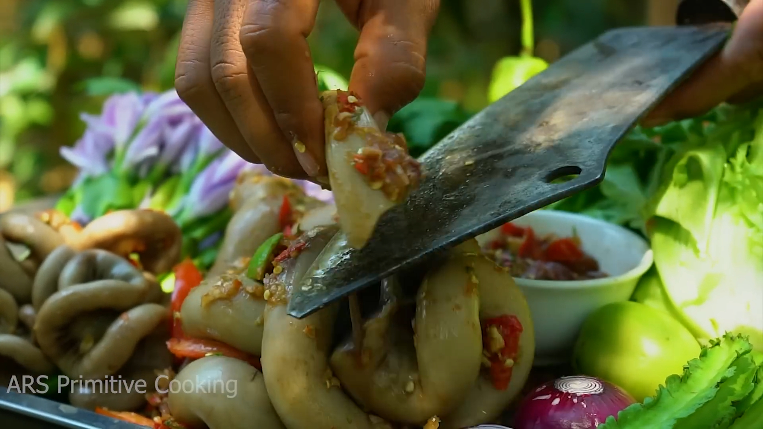 柬埔寨肥肠配蔬菜，蘸酸辣酱吃真过瘾