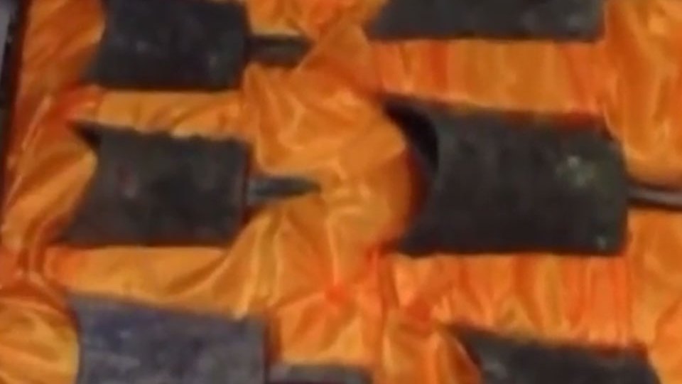 身为有钱大老板,男子为了收藏青铜器,竟跟盗墓贼购买丨经典传奇