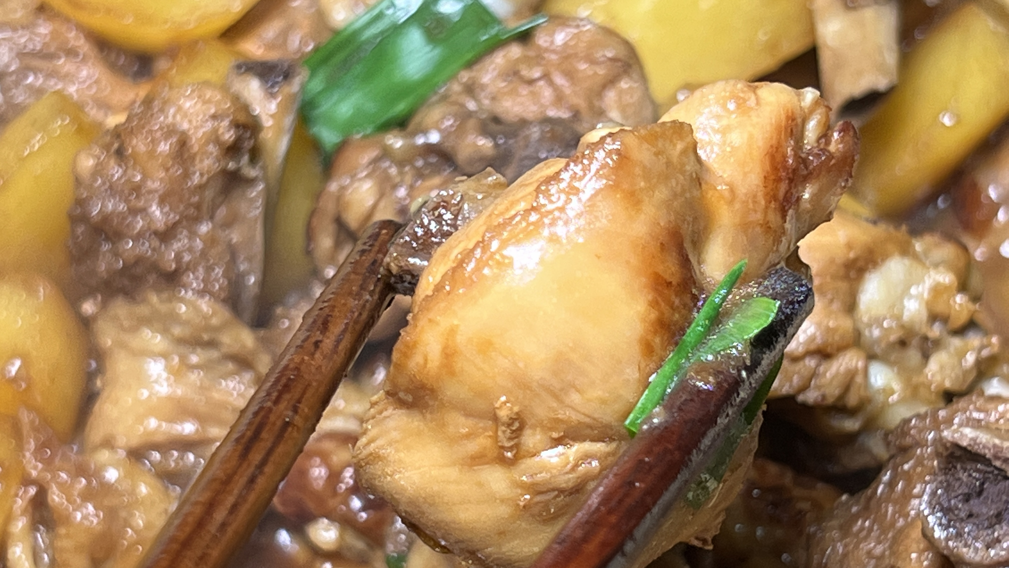 分享土豆炖鸡腿的家常做法，土豆焦香不软烂，鸡腿鲜嫩入味，下饭