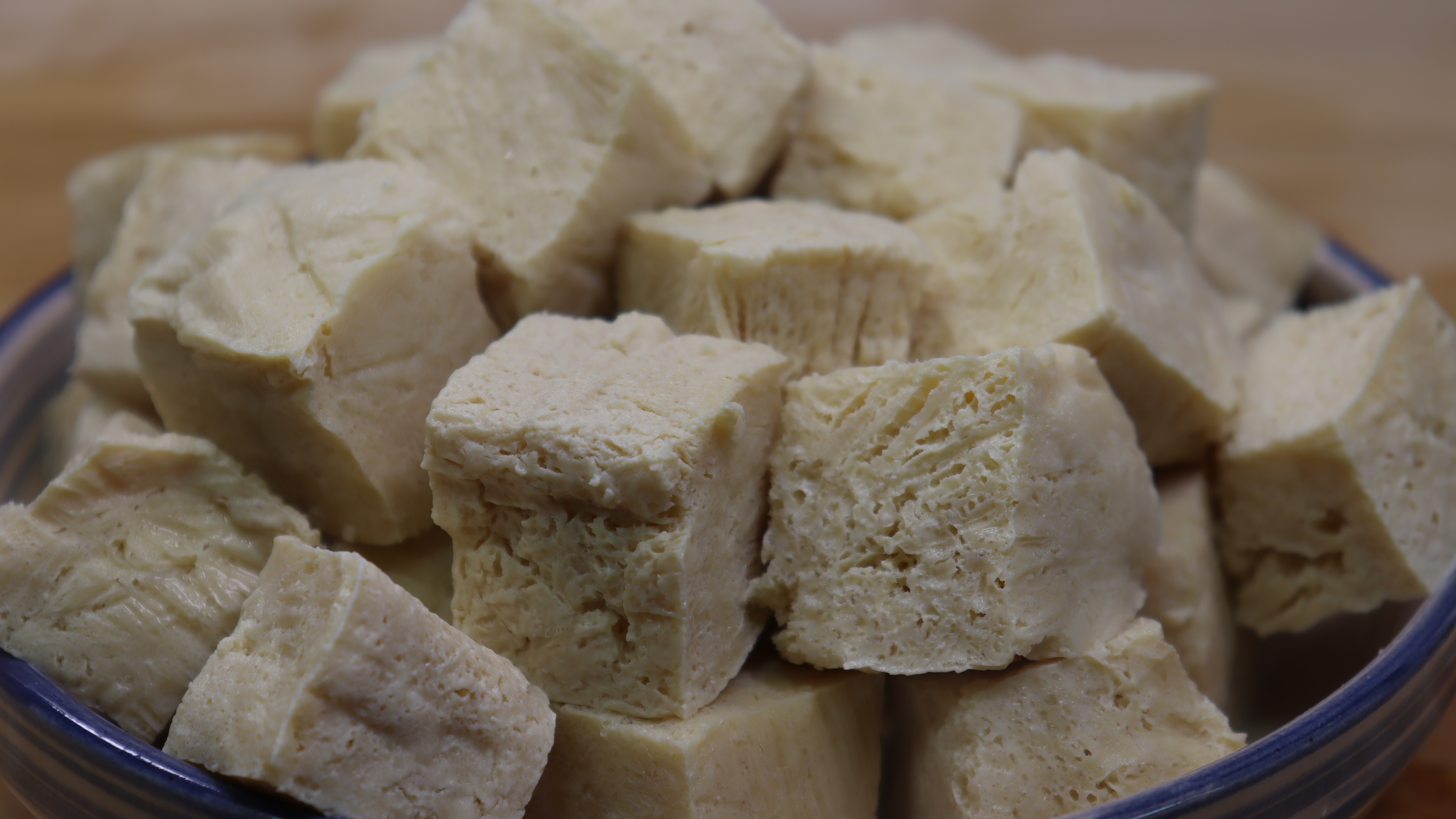 把豆腐放进冰箱冷冻一晚,摇身变另一种美食,真是高手在民间