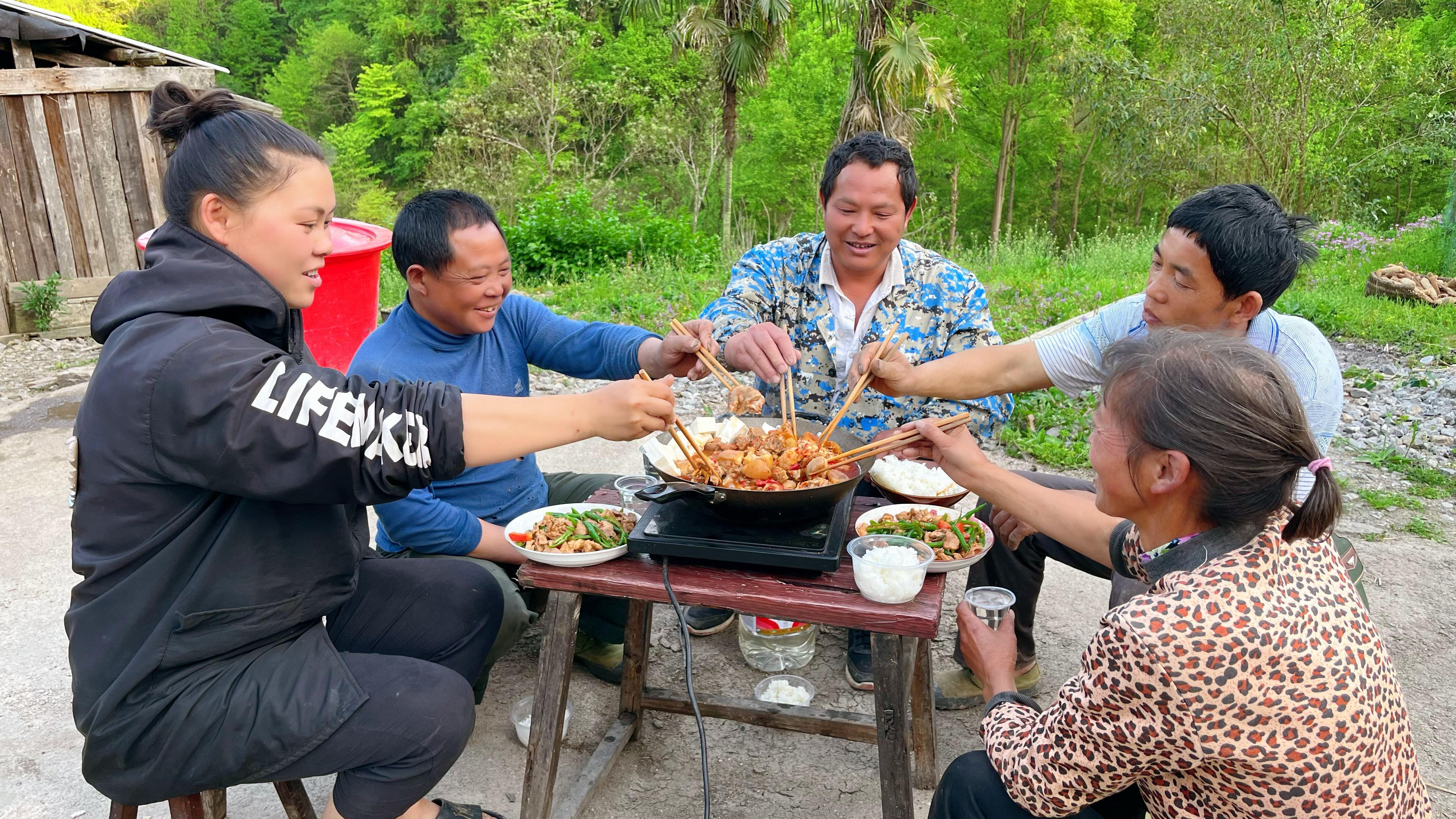 欧妹今天要修房?亲戚邻居来帮忙,看她做了啥好菜大家吃得乐开怀