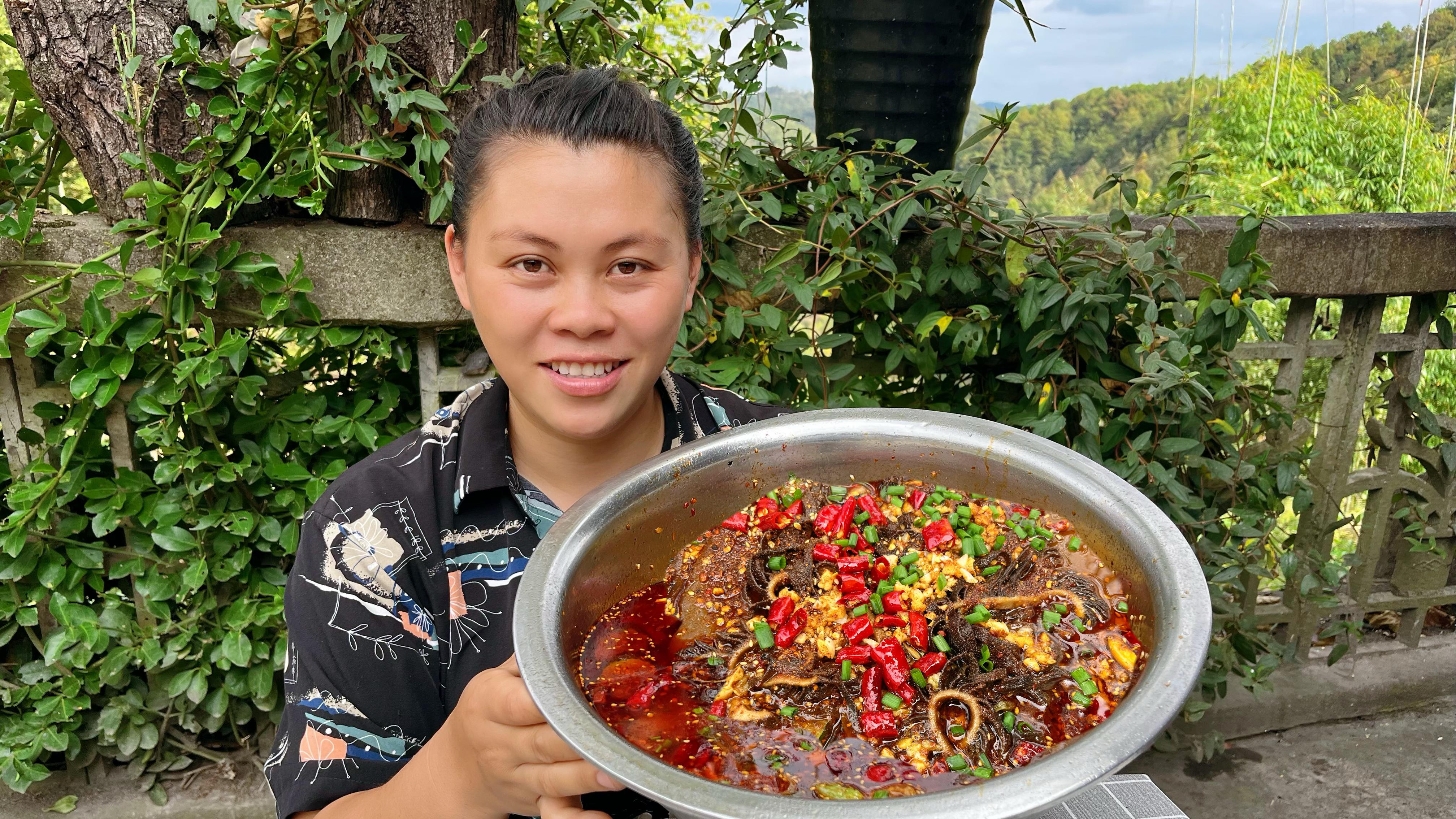 干完活欧妹做个爆辣毛血旺,各种配菜相当丰富一大盆吃到饱