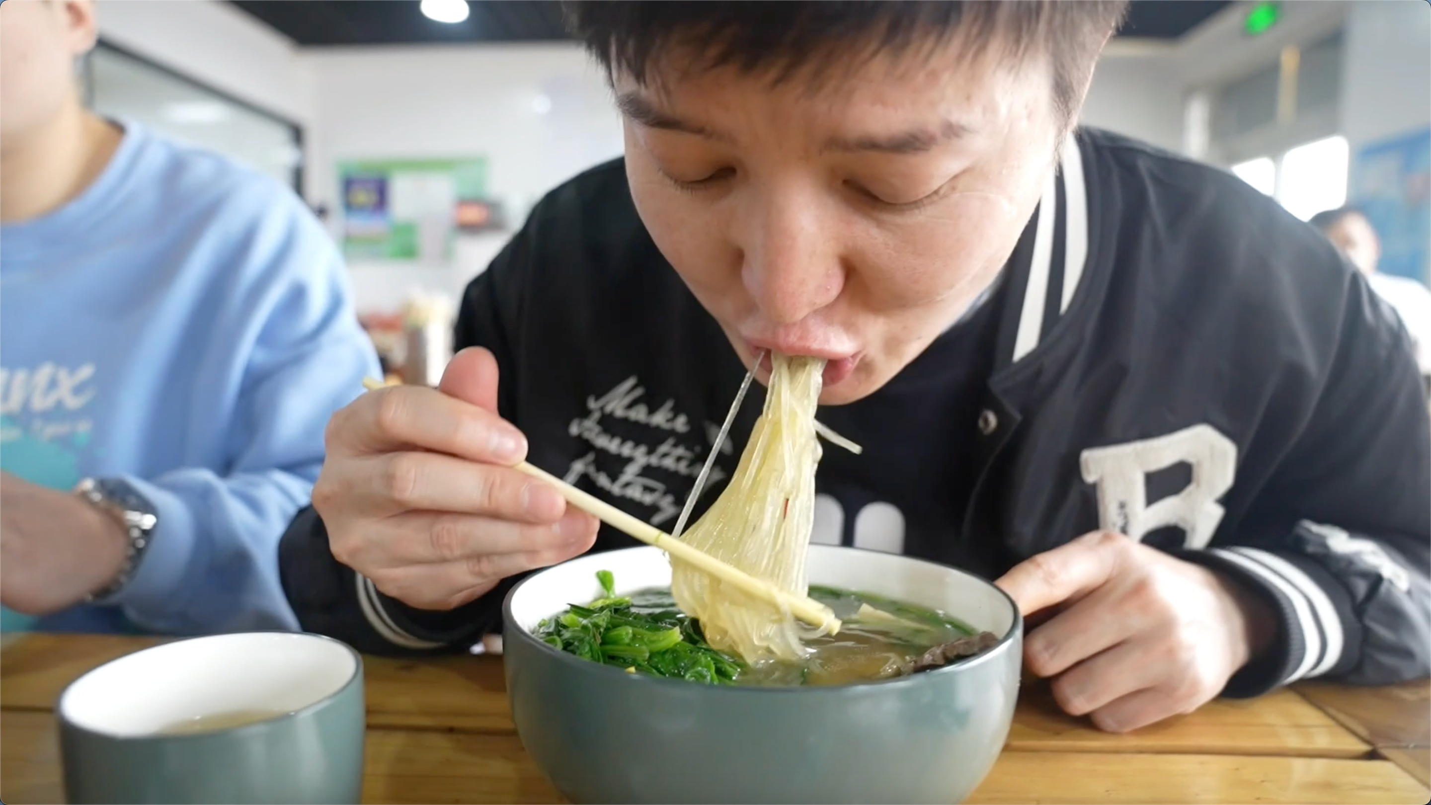 新疆博乐美食杂烩汤，30元/碗肉饼免费吃，冬天来一碗暖心暖胃