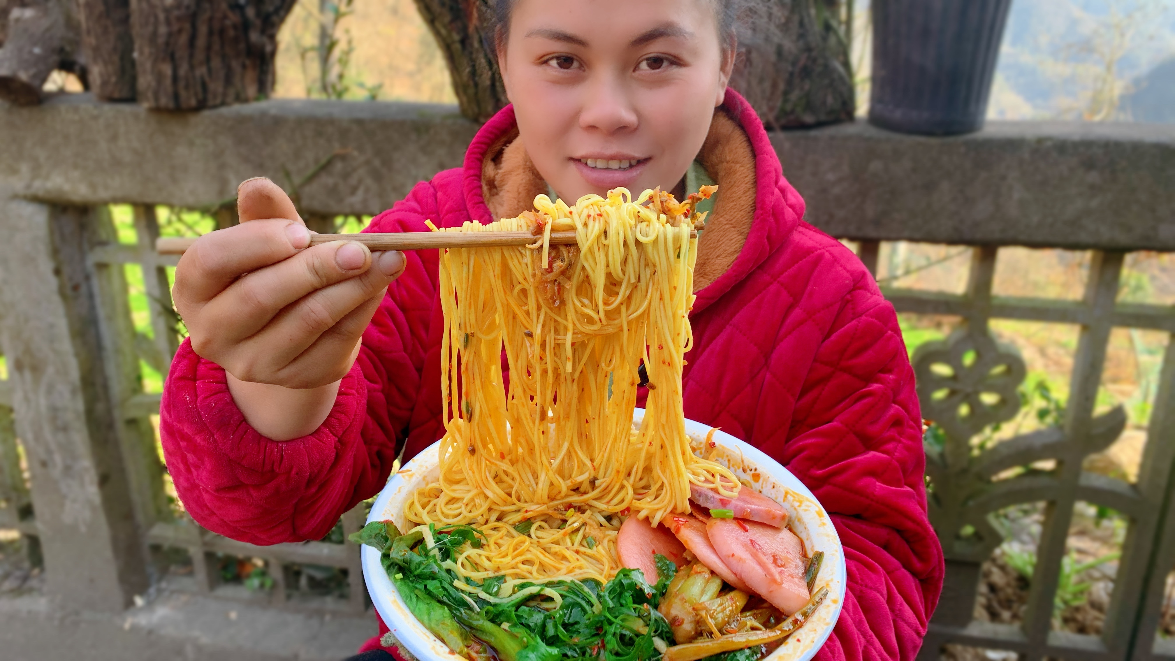 今天做个肉末酸菜面,加堆辣椒和泡萝卜,大口嗦面越吃越辣真过瘾