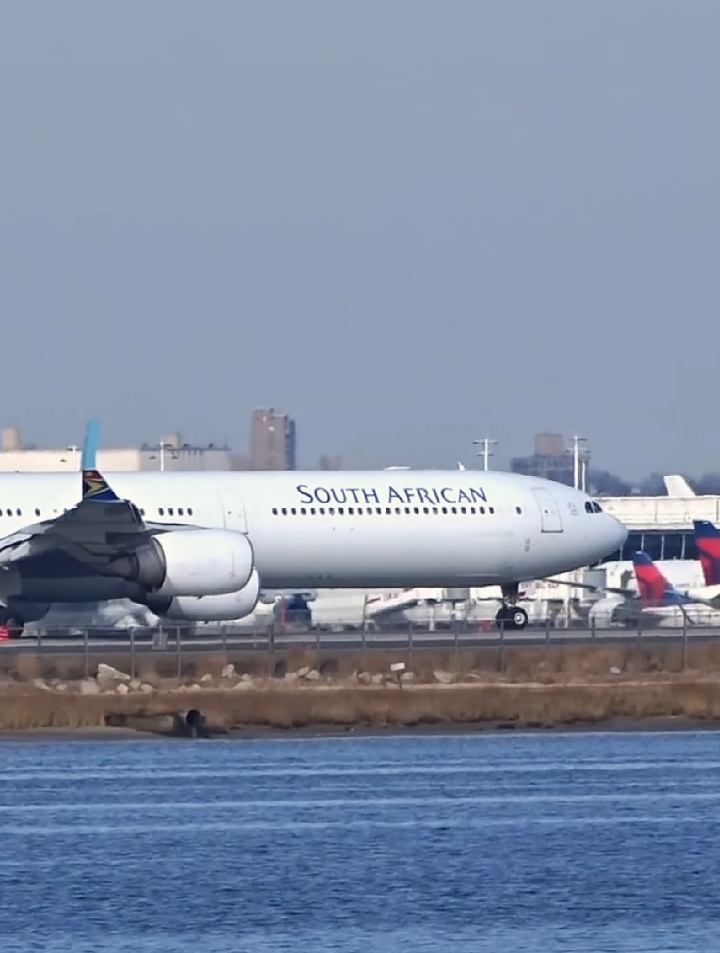 南非航空空客a340-642飞机漂亮的起飞-度小视