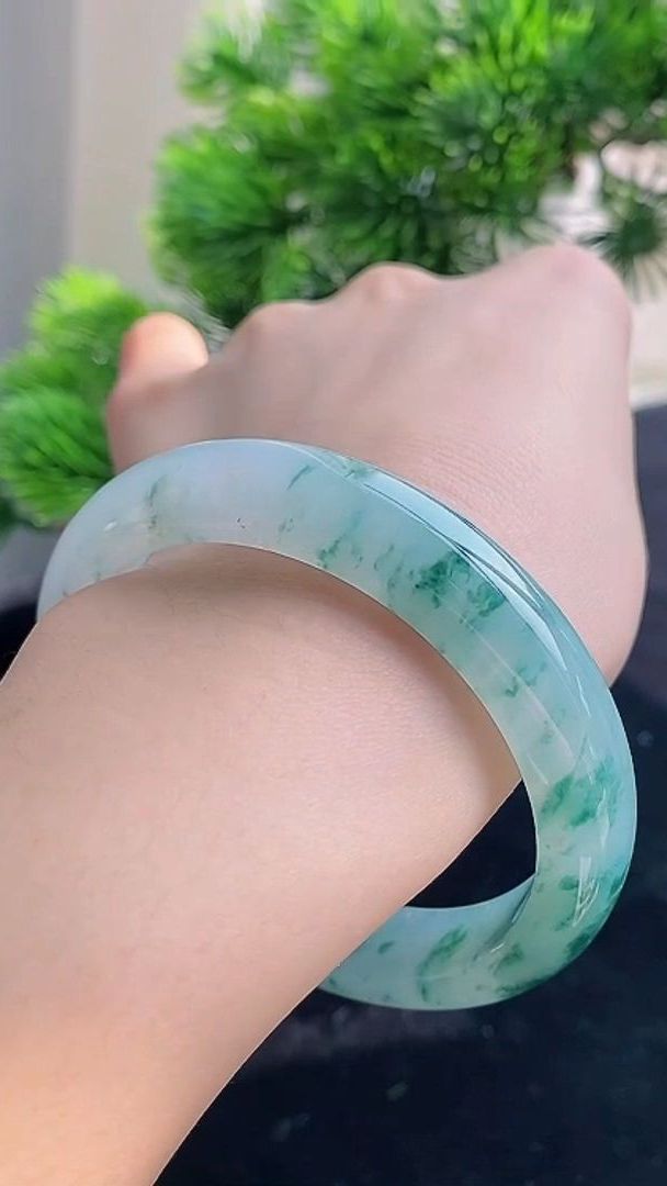 丨飘花翡翠手镯丨美石本天成 匠心巧雕玉