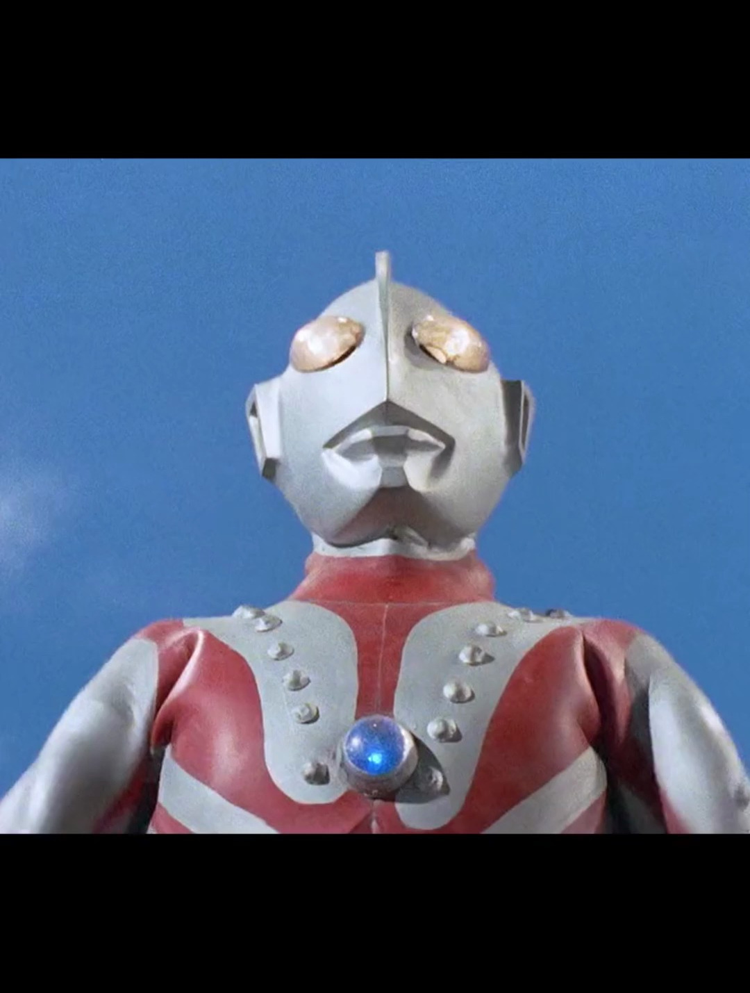 艾斯是佐菲捡来的 佐菲是不舍得打艾斯的