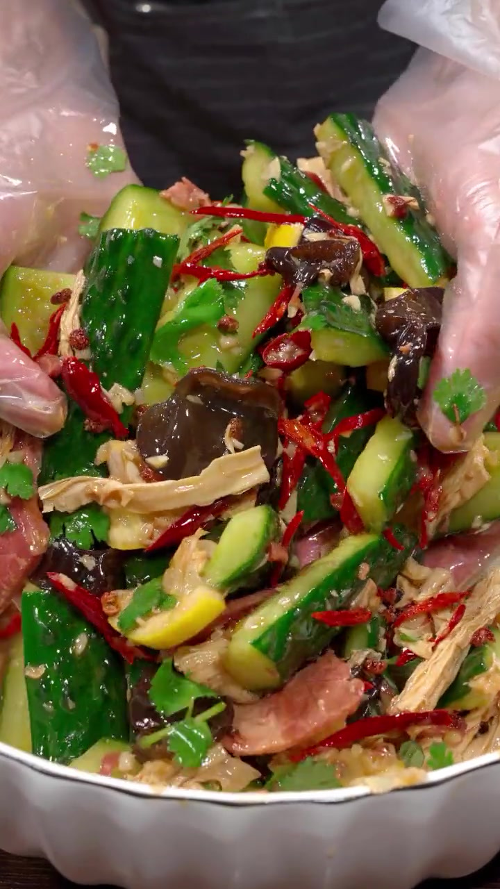 经典小凉菜拍黄瓜想要做出路边摊的味道细节很重要记住以下二