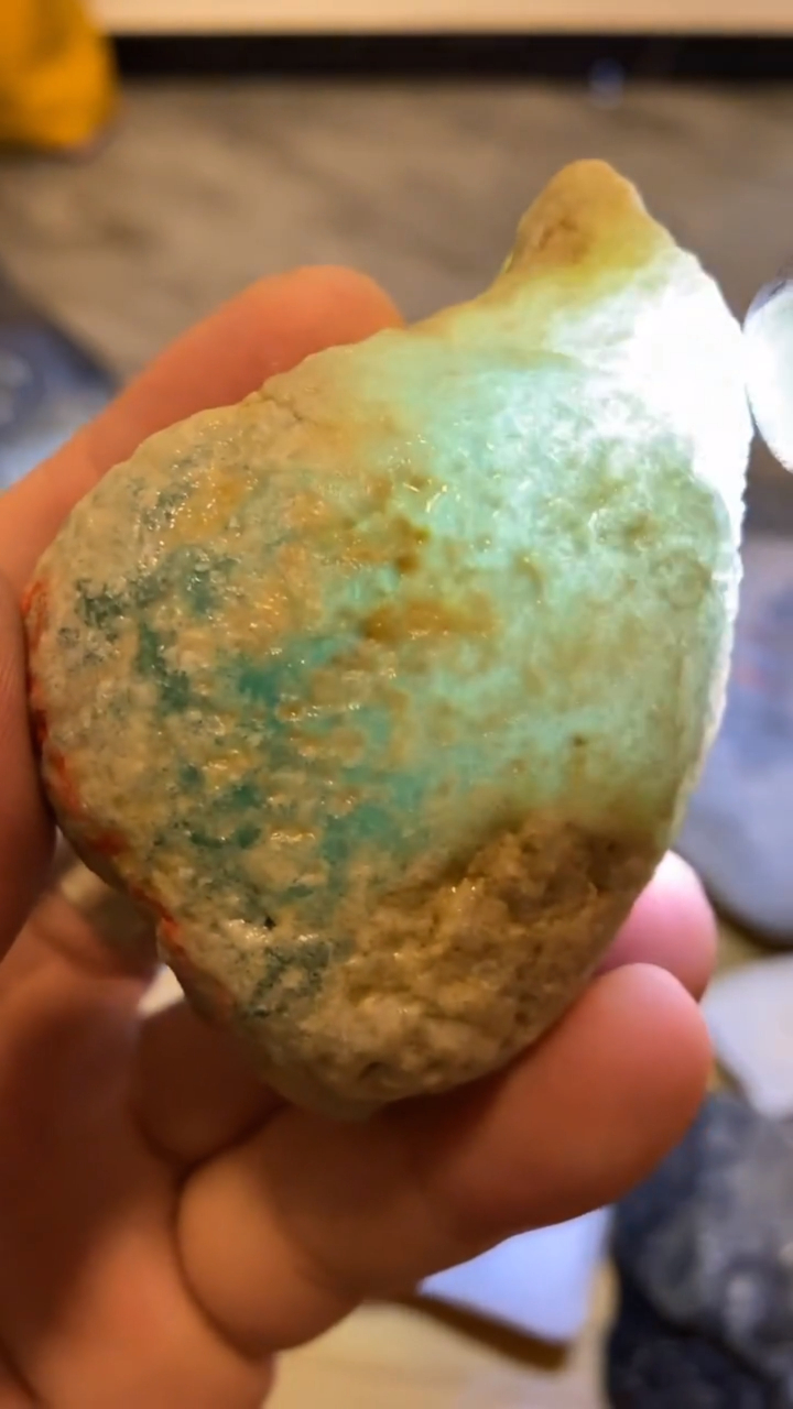 莫西沙翡翠原石120克,高冰种雪花棉飘绿花