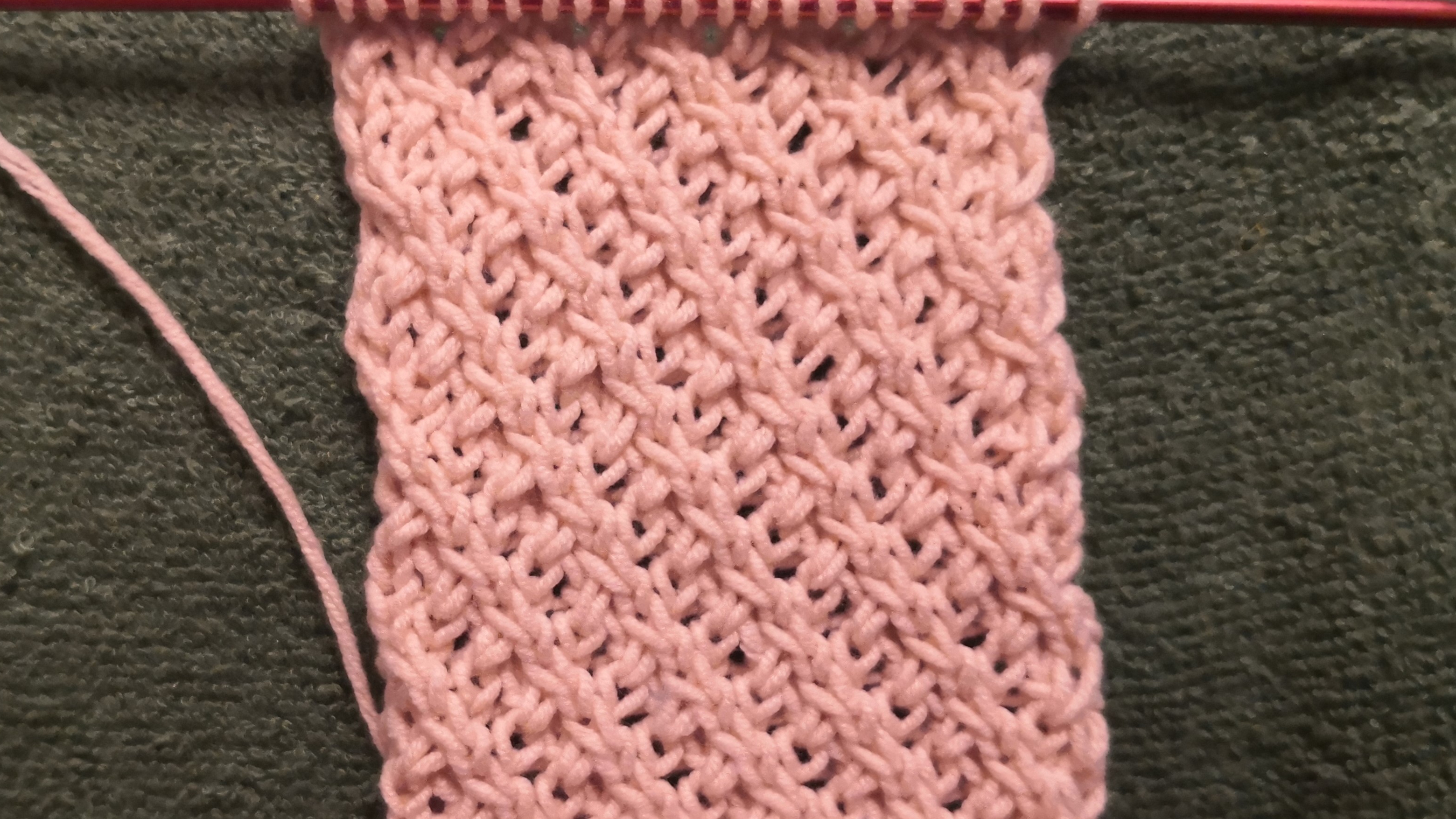 由鱼骨针交错排列而成的毛衣花样