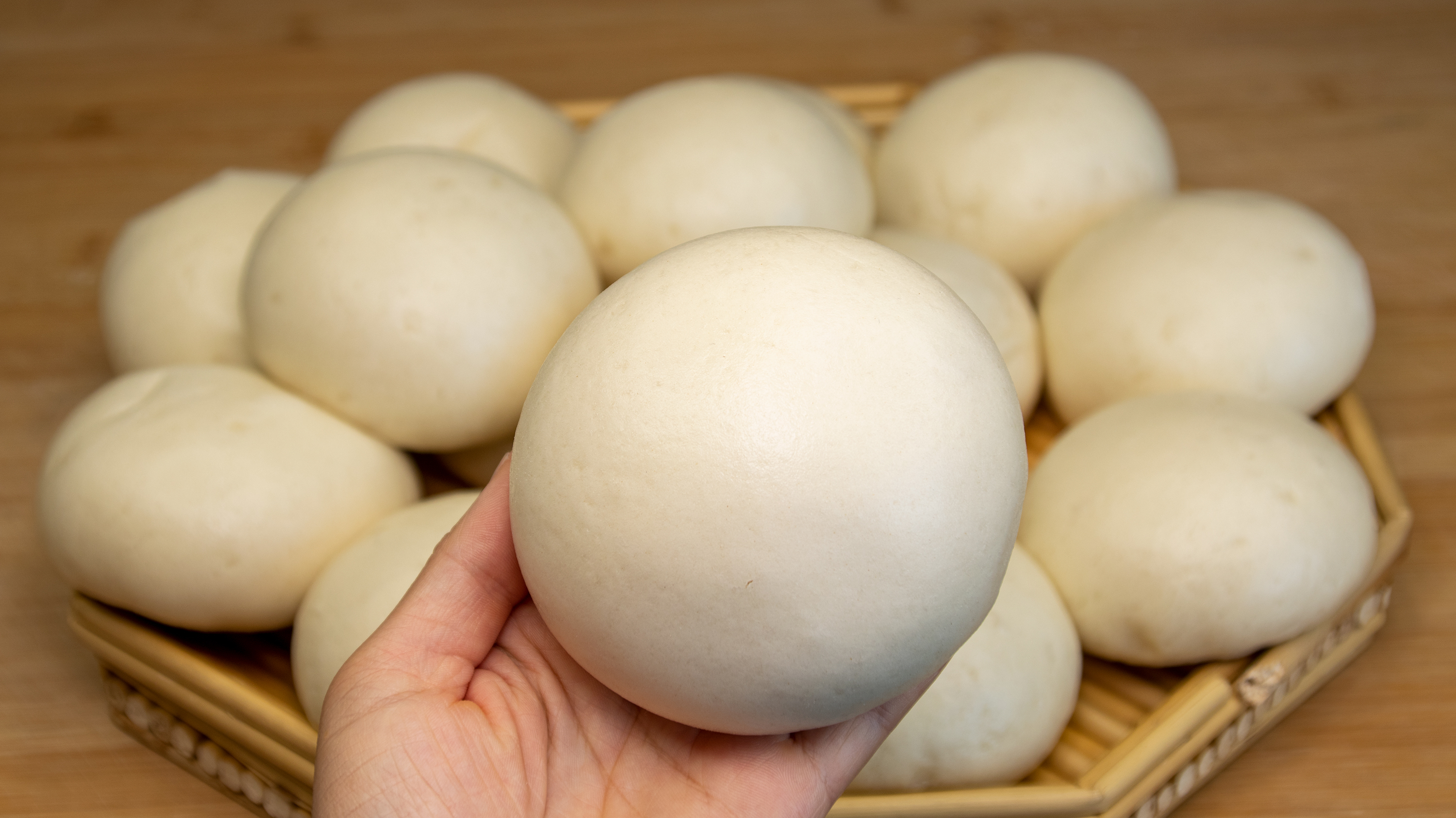 不用酵母粉也能蒸馒头，教你做传统老面馒头，松软好吃面香味十足