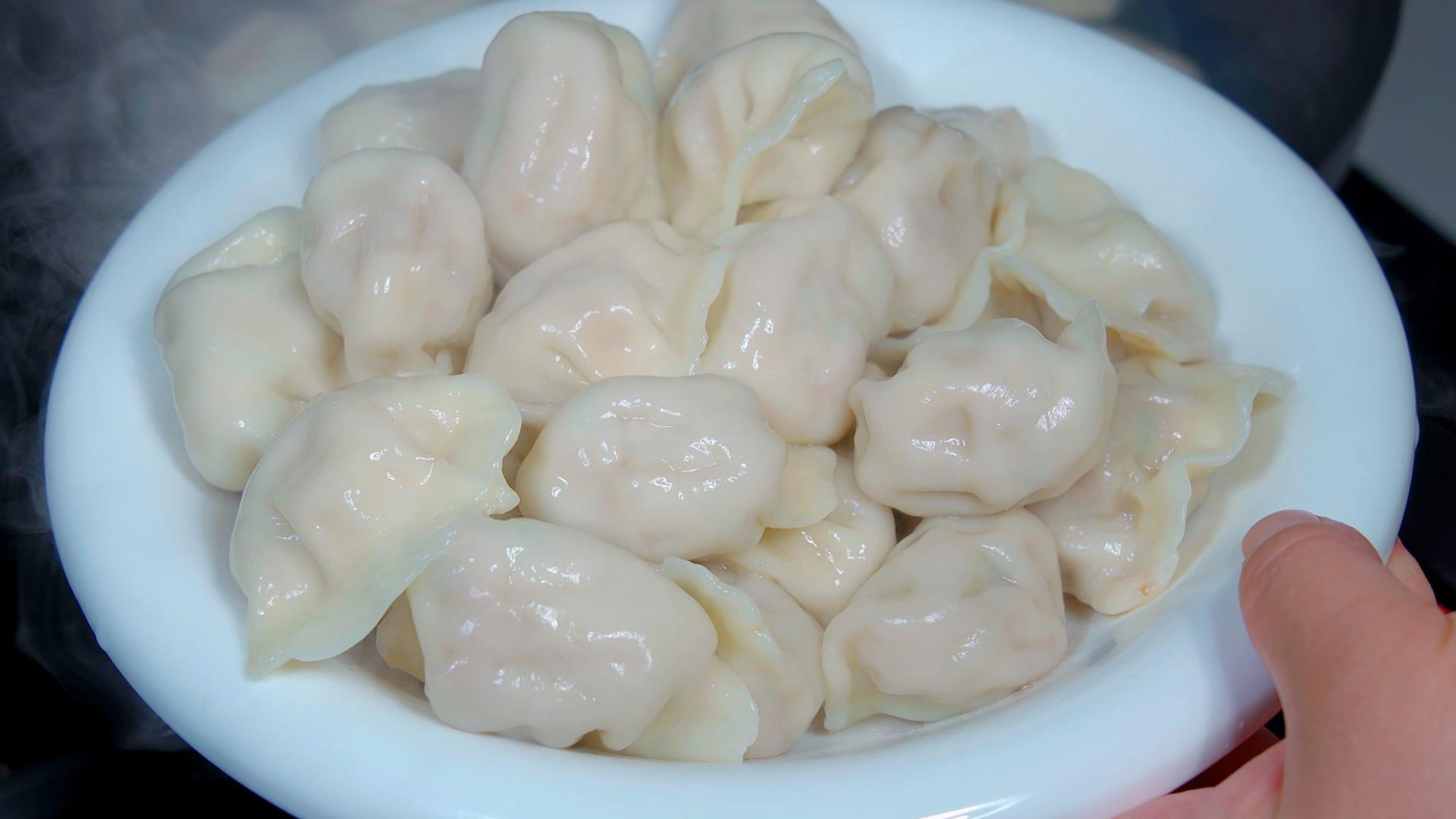 河南人爱吃的萝卜馅饺子,这样调馅鲜嫩多汁,一口一个真好吃