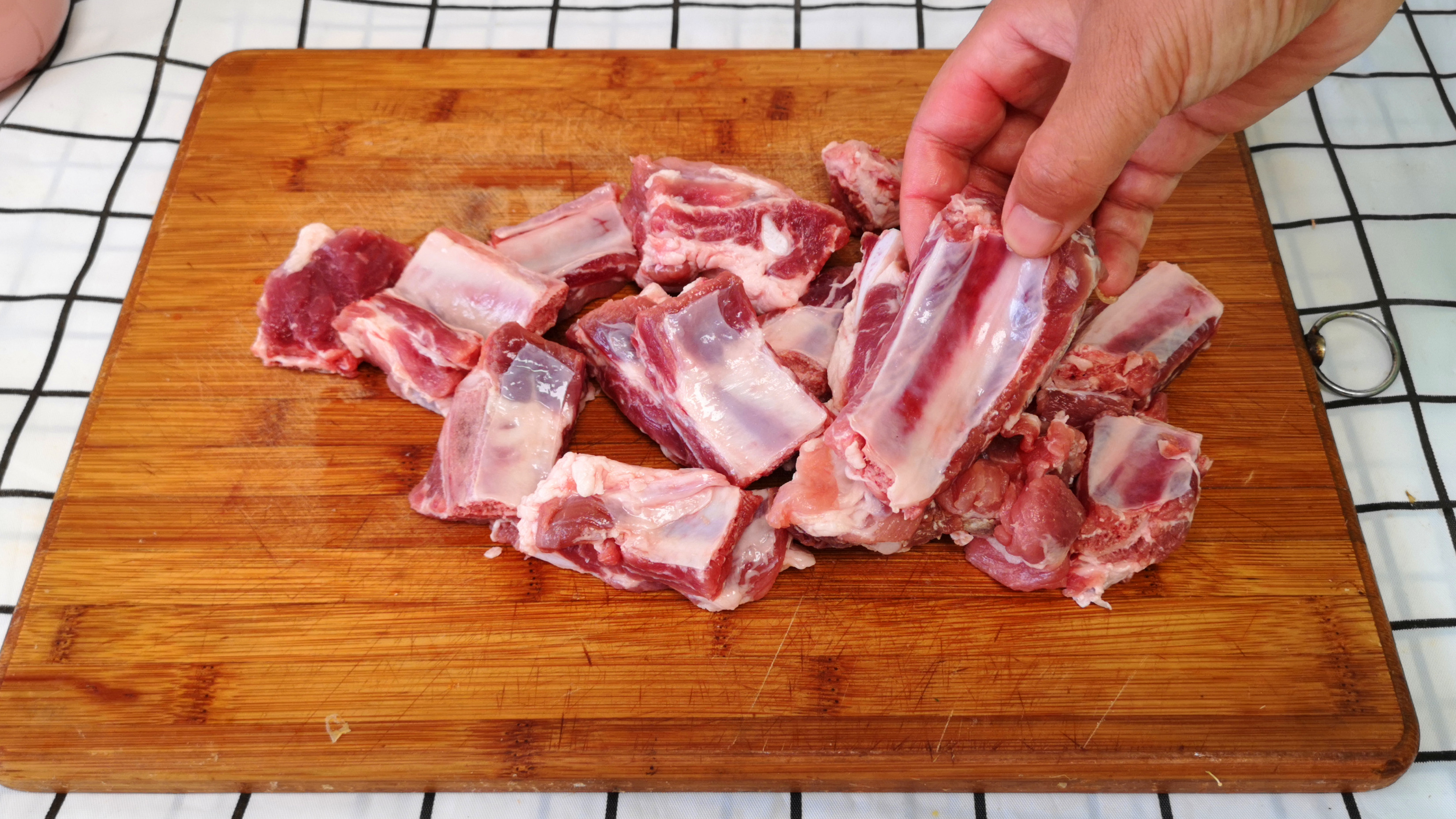 教你红烧排骨正确做法，步骤技巧详细讲解，软烂入味不油不腻，香