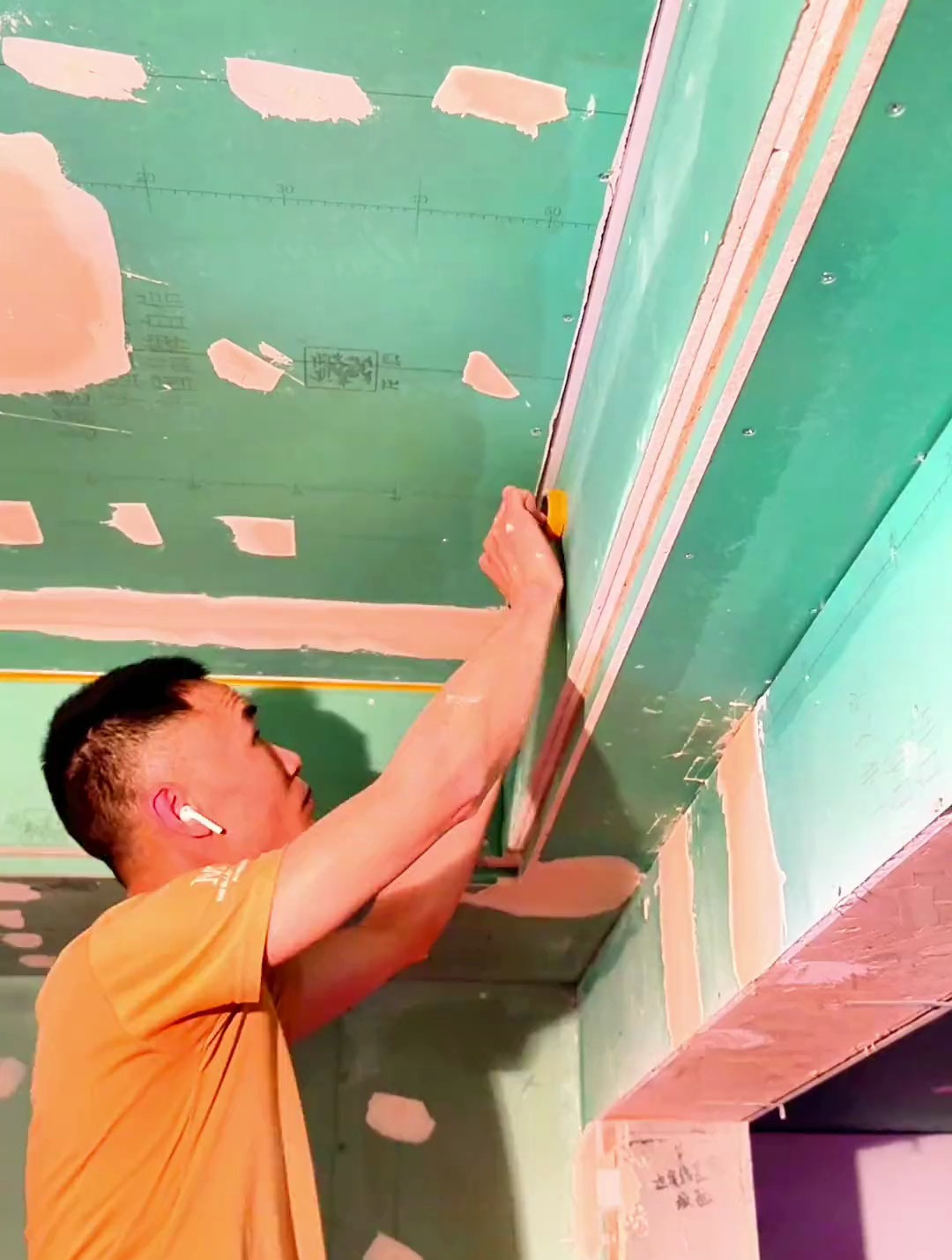 刮大白的油漆工,刮腻子现场