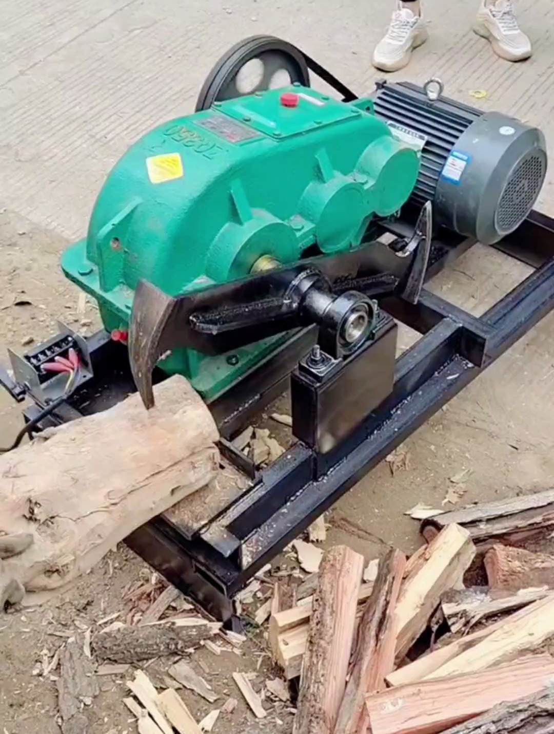 劈柴有了新发明,以后劈柴就用这个电动劈材机,劈柴不费力真好用