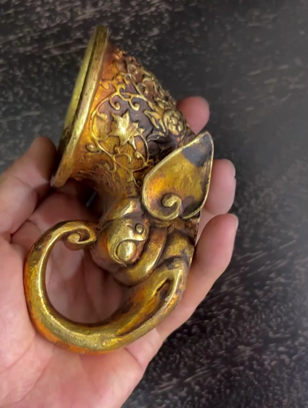 今天去农村收货,老奶奶拿出一个纯金唐朝时期的鞋酒杯