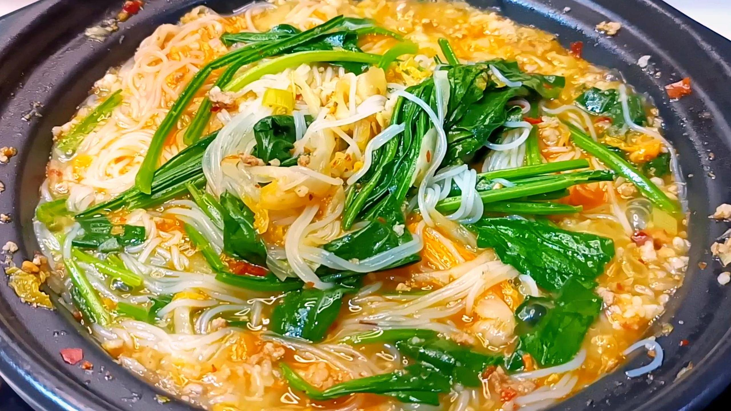 砂锅酸菜米线,酸爽开胃