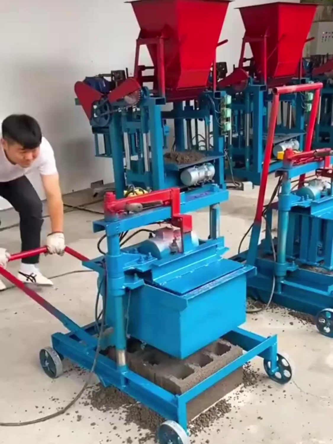 大哥制作的机器不错,做空心砖,一次就能做三块