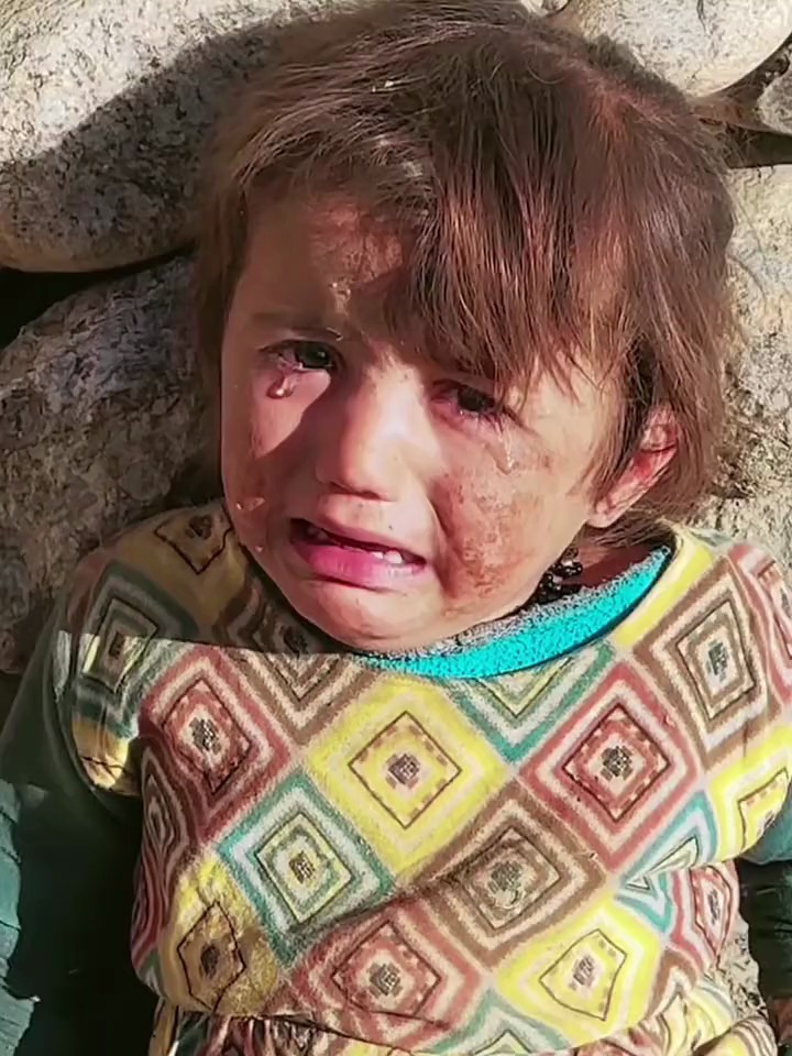 加沙废墟里幸存的孩子多可怜啊!战争是如此的残酷!