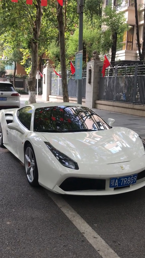街头偶遇法拉利488白色的法拉利也这么好看啊