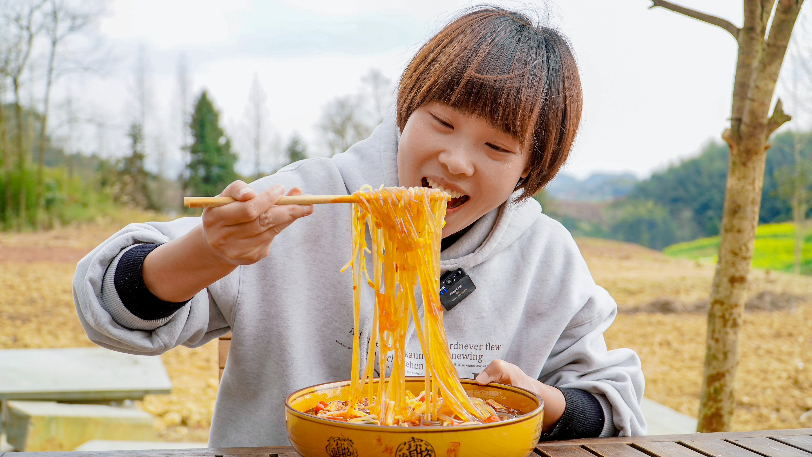 秋妹炒一盘泡椒鸡杂,淋在Q弹爽滑的酸辣粉上,嗦一口简直太爽了