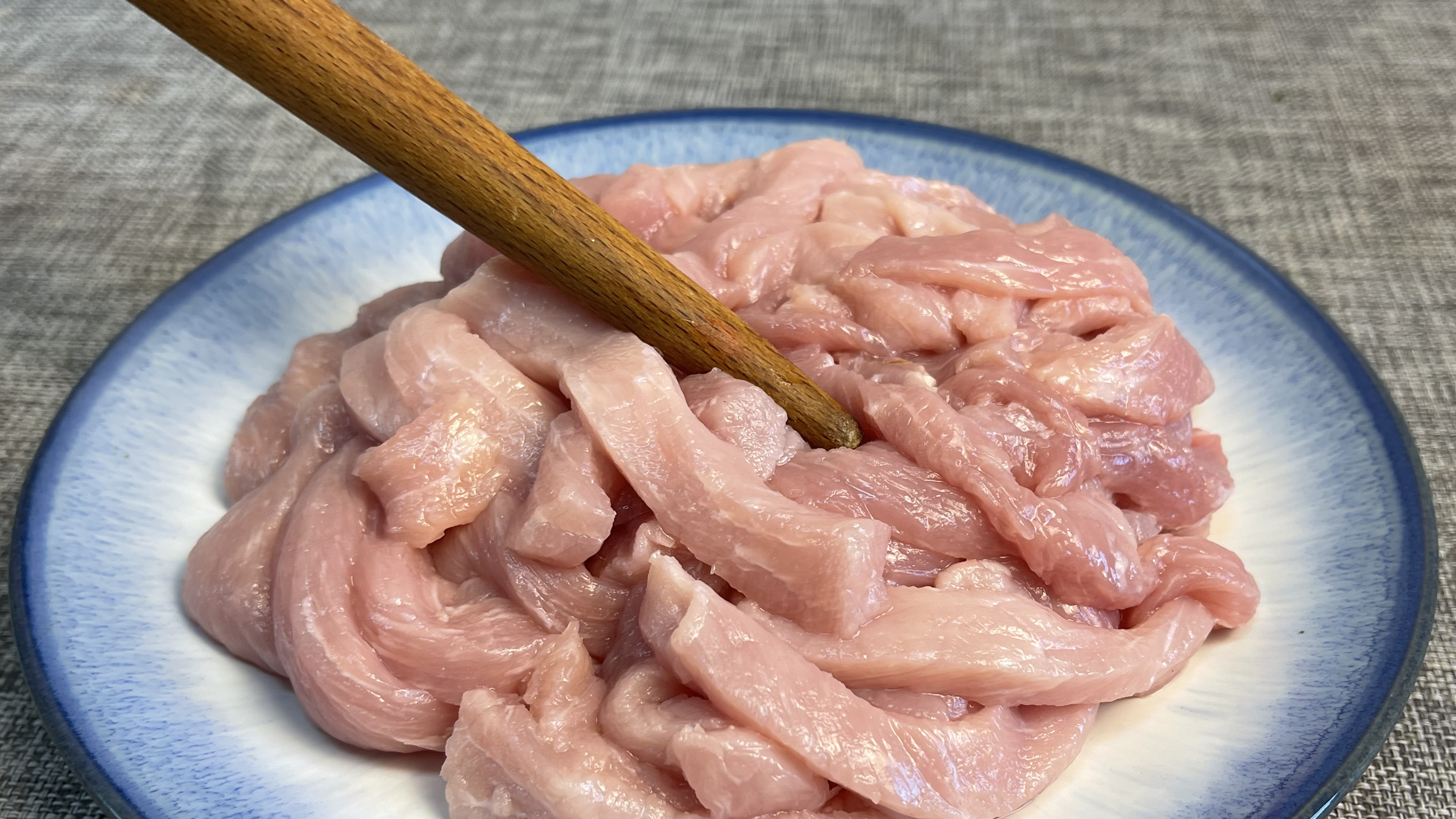 炒瘦肉有人放淀粉,有人放蛋清,都不对,学我这样做,肉滑嫩好吃