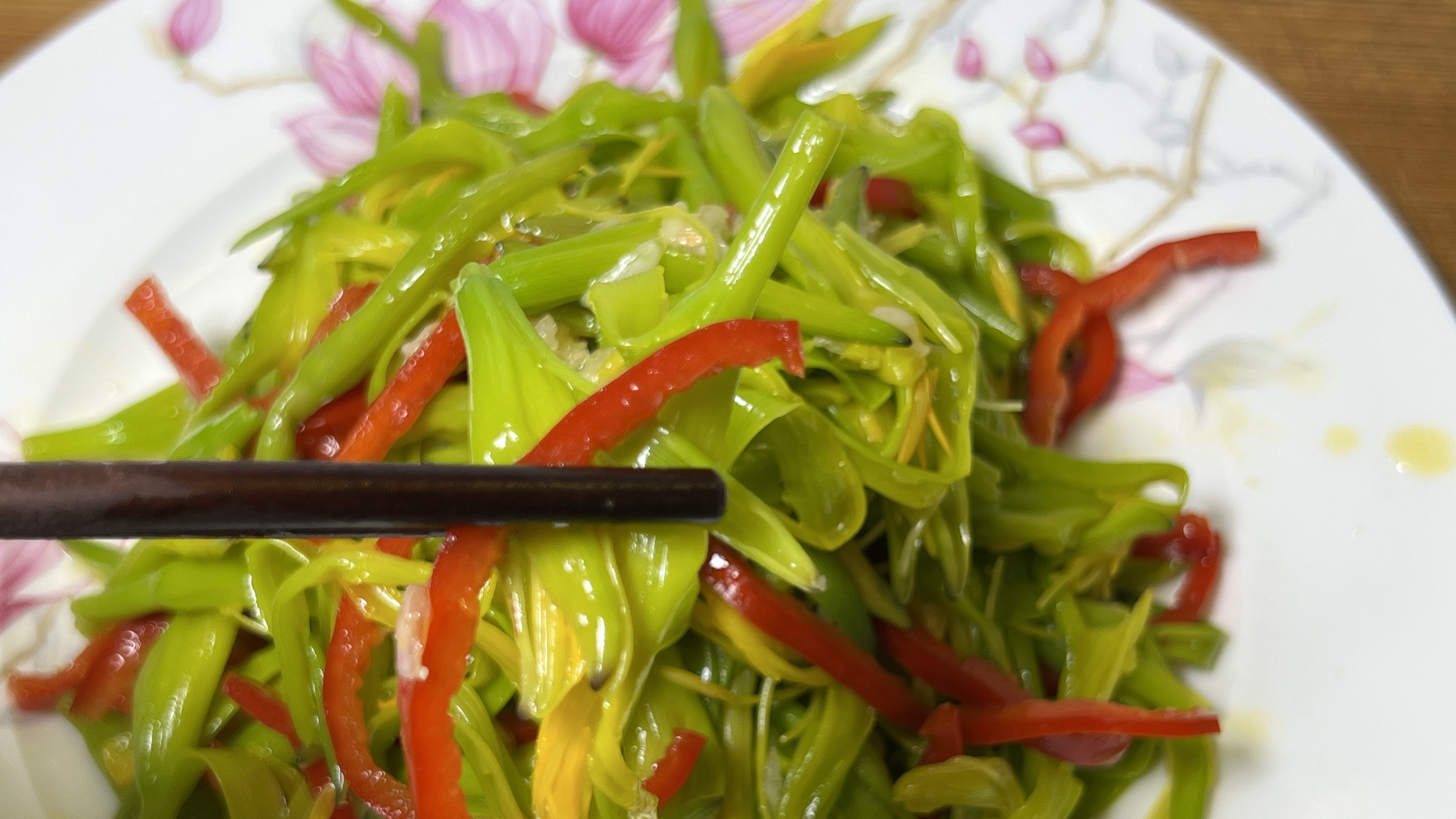 一把黄花菜,一个红椒,做美味的凉拌菜,清爽开胃,看着都有食欲