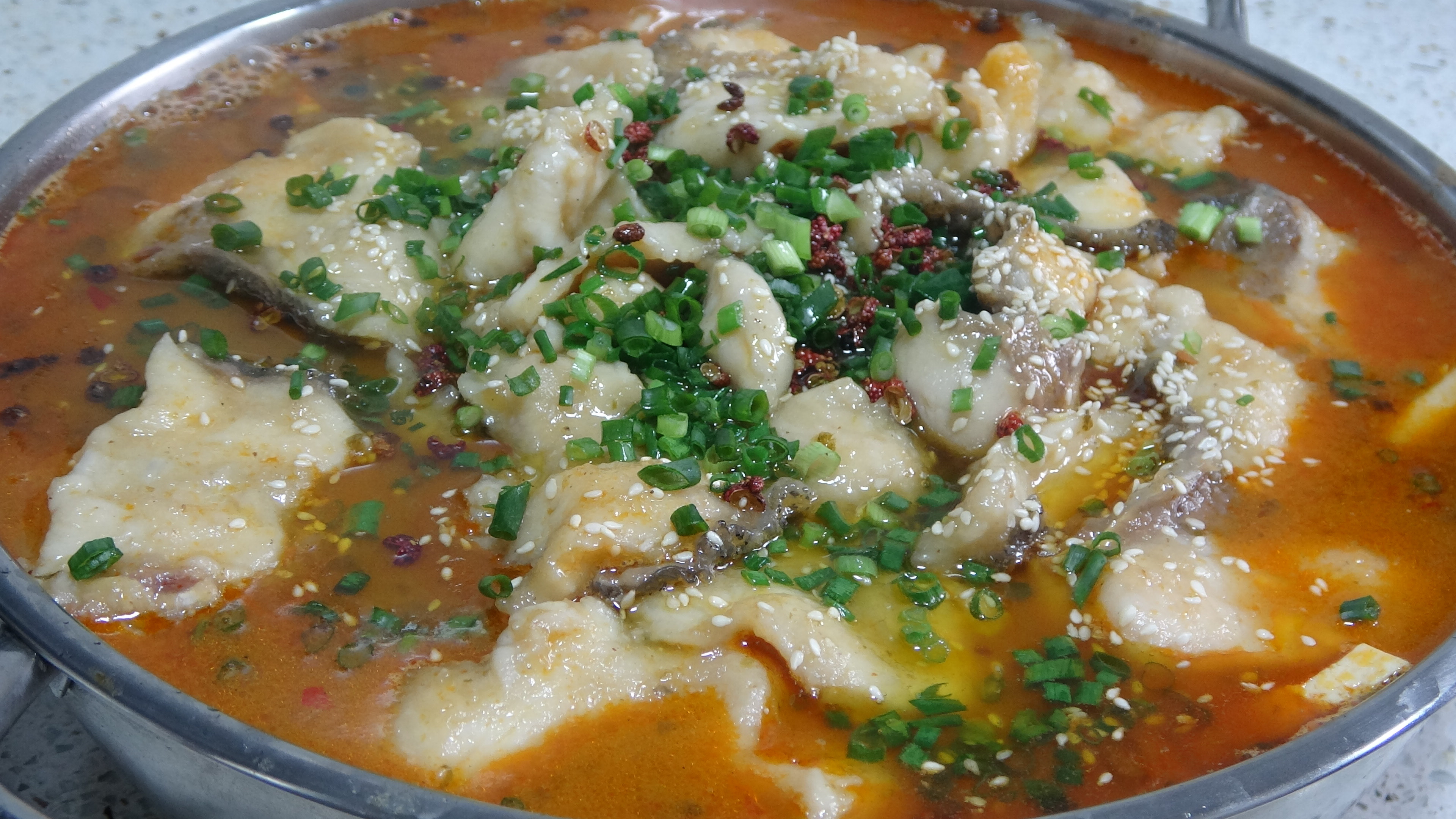 买了6斤花鲢鱼,小邓今天吃“酸菜鱼”,用自己做的酸菜巴适得很