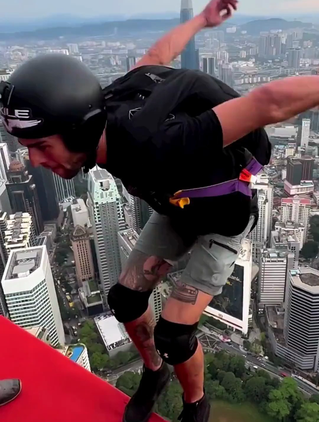 生命的意义在不断挑战自己战胜自己极限运动尾崎八项跳伞