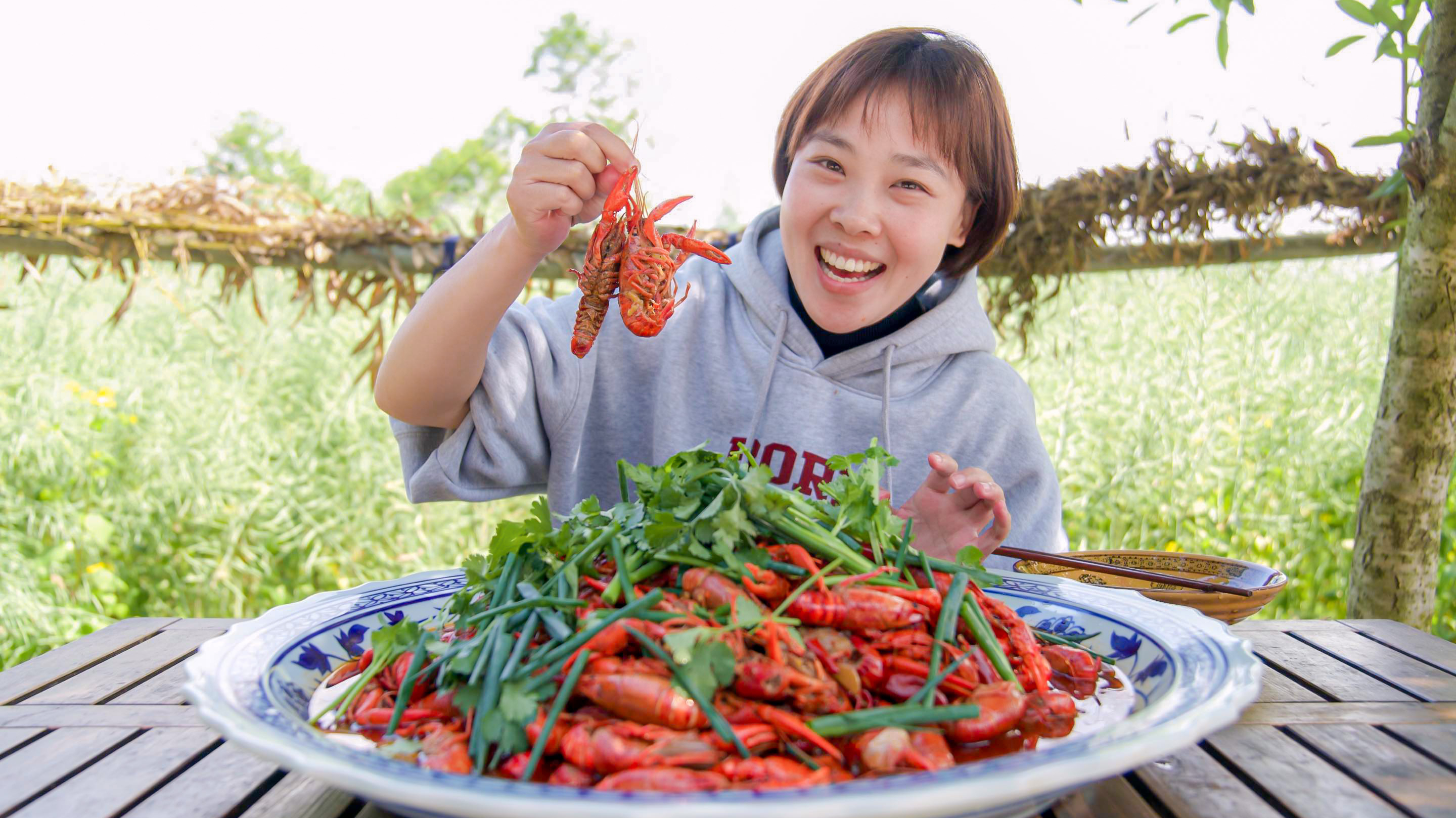 又到吃小龙虾的季节，秋妹安排八斤小龙虾，配上香糯肥肠，吃爽了