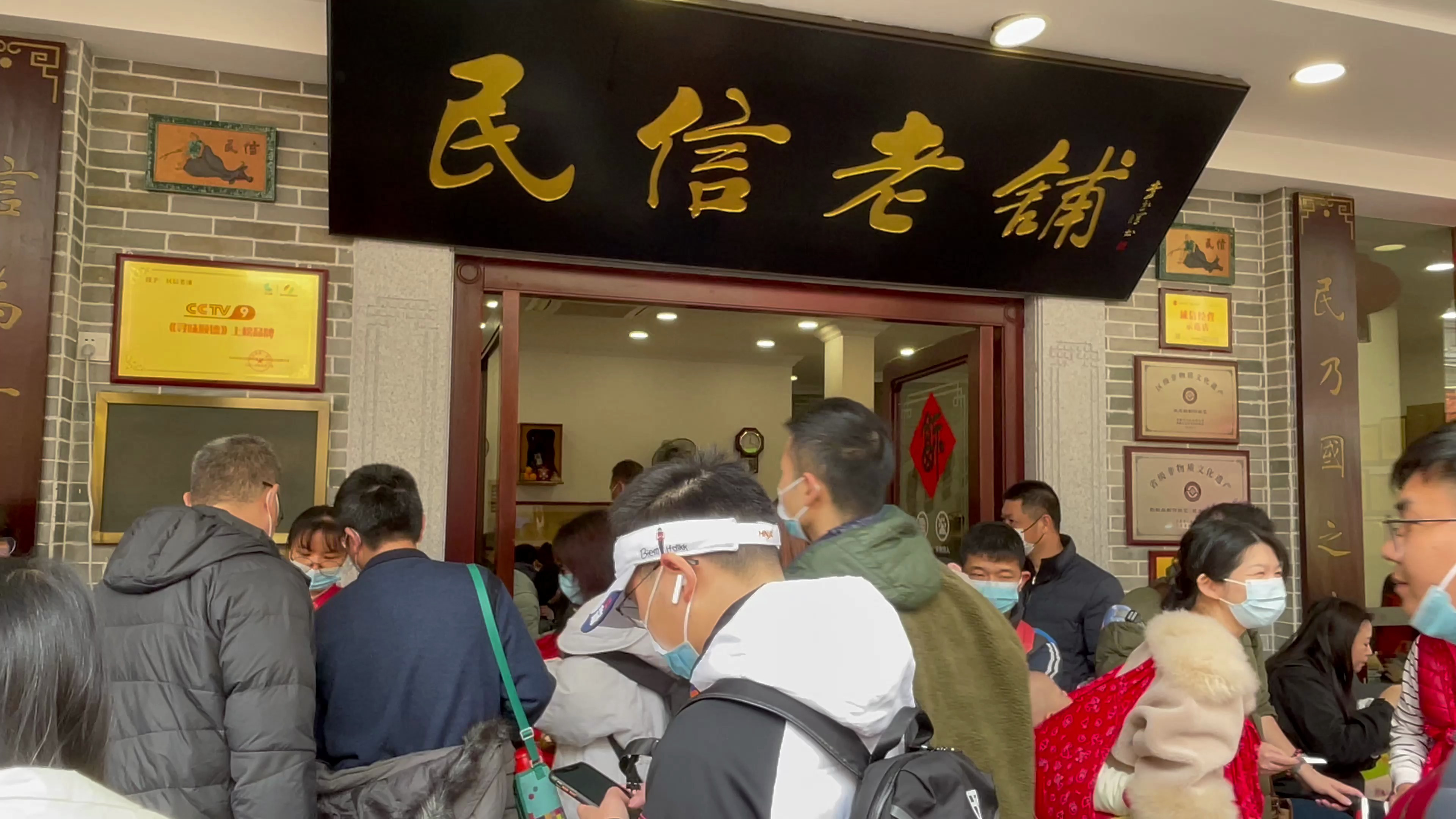 逛佛山顺德大良华盖路步行街,尝民信老铺的双皮奶甜品,软滑甘甜