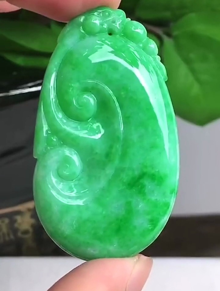 翡翠老坑冰润满绿饱满如意吊坠,种老肉细水头足