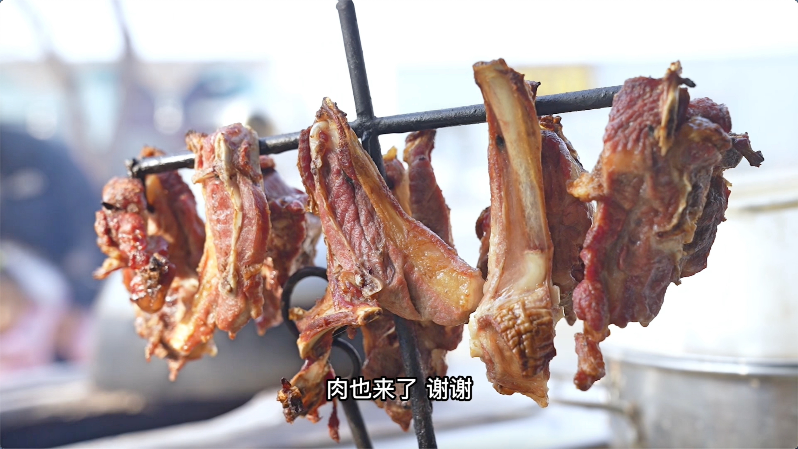 新疆特色美食架子肉100元/公斤,拌面当饭前开胃菜,大块吃肉攒劲